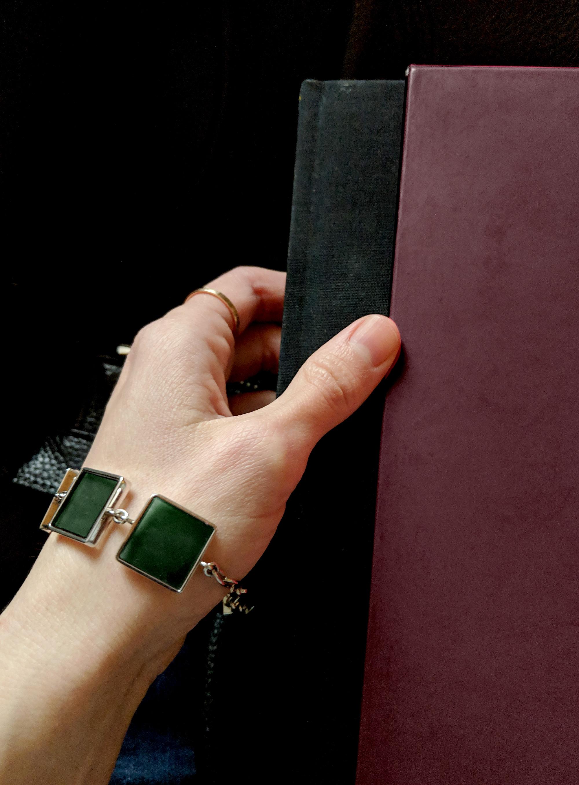 Ce bracelet de style Art déco de l'artiste est fabriqué en argent sterling et orné de sept pierres de quartz cultivé vert foncé de 15x15x3 mm. La collection présentant ce bracelet a été présentée dans les magazines Harper's Bazaar UA et Vogue