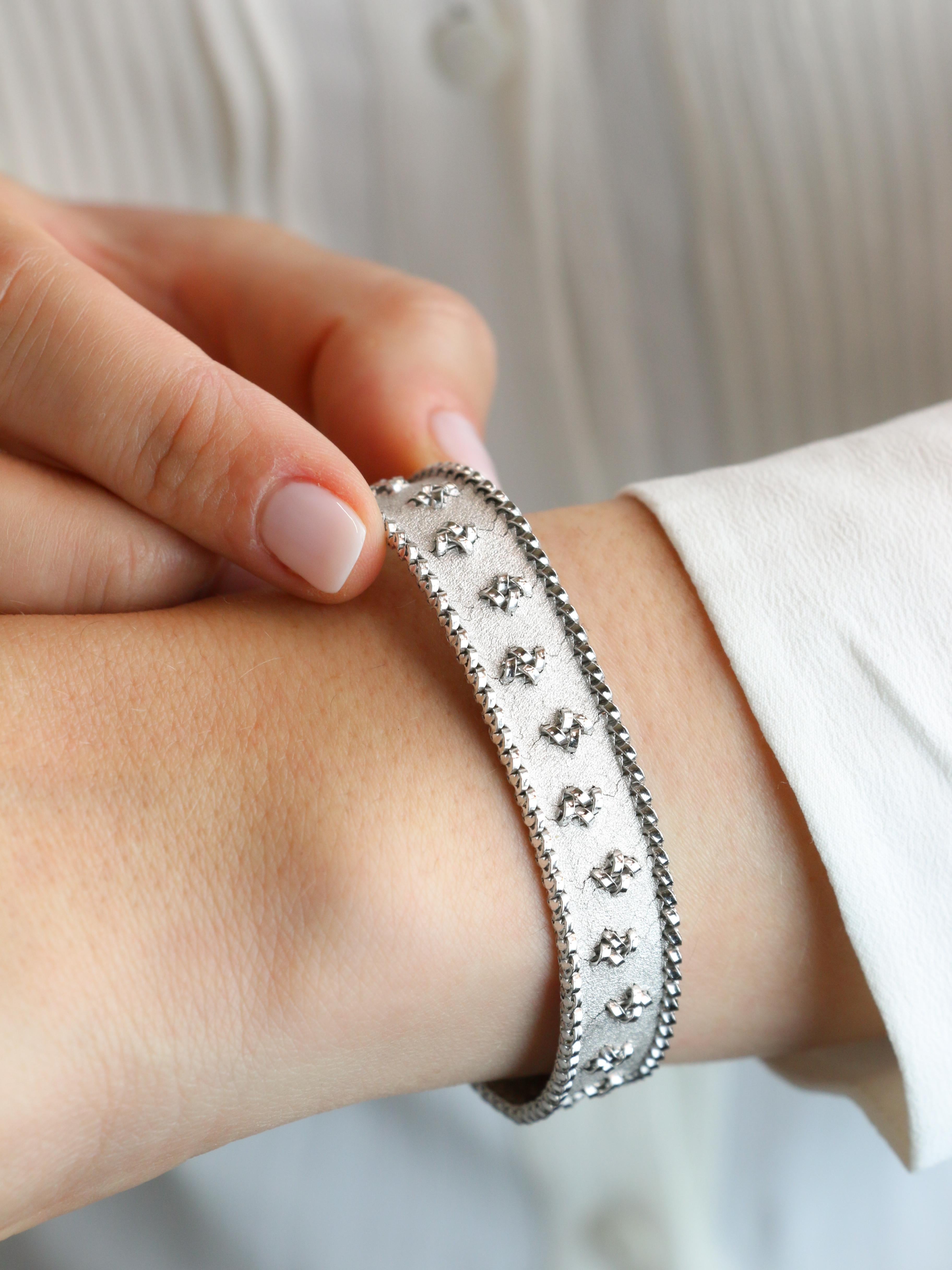 Polnisches Gliederarmband aus Weißgold

Ausgefallenes polnisches Gliederarmband aus 18k Weißgold (750°/°°). Französisches Werk aus den 1970er Jahren. Vorhandensein von Adlerkopfpunze für 18 Karat Gold und Spur von Herstellermarke.

Länge: 17.5