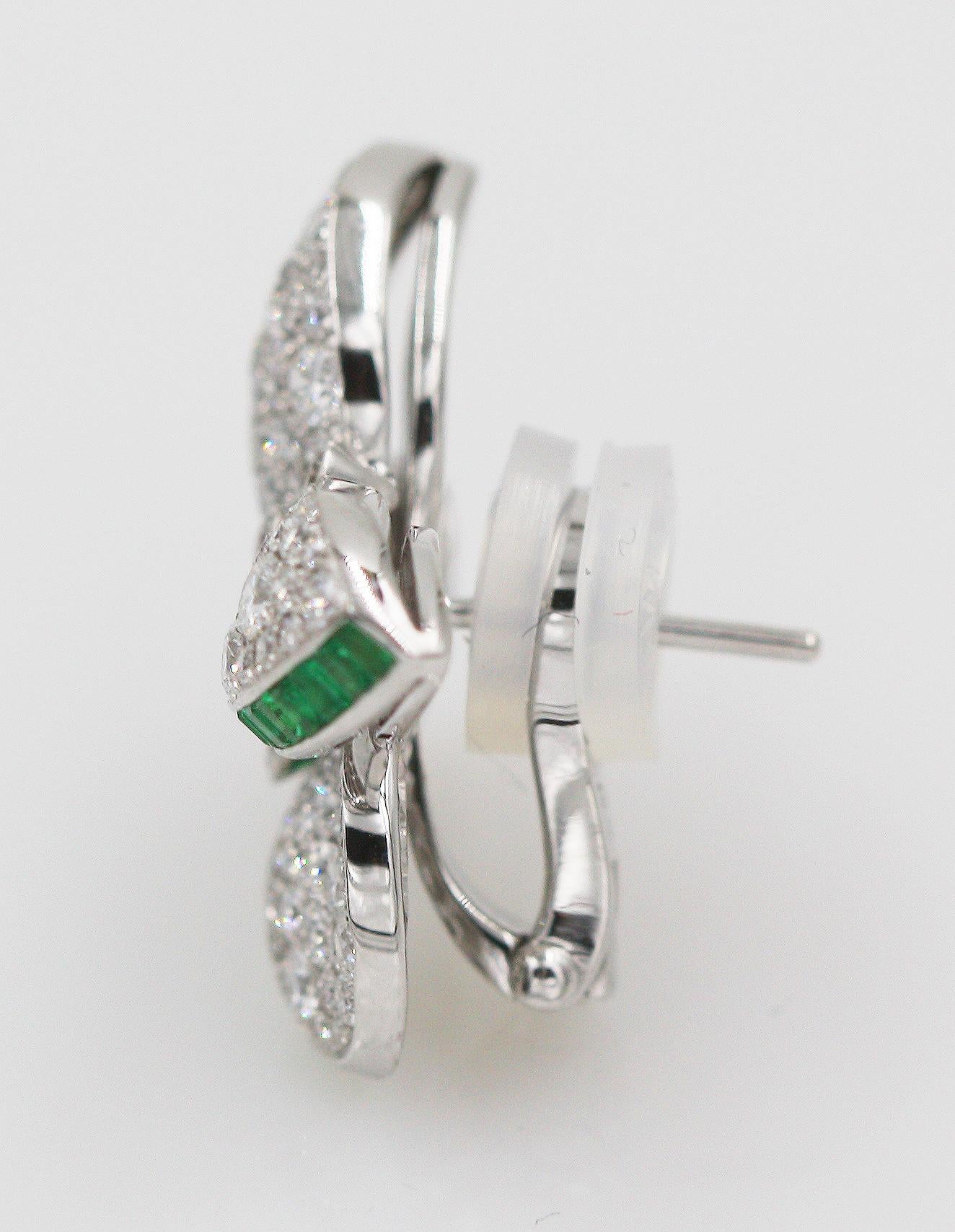 226 Round Diamonds weighing approx. 2.51 Carats. Fine White. Clarity: VS
96 Baguette Green Emeralds weighing approx. 0.94 Carats.
Total Diamond Weight approx. 2.51 Carats
Total Emerald Weight approx. 0.94 Carats
Come with Box and