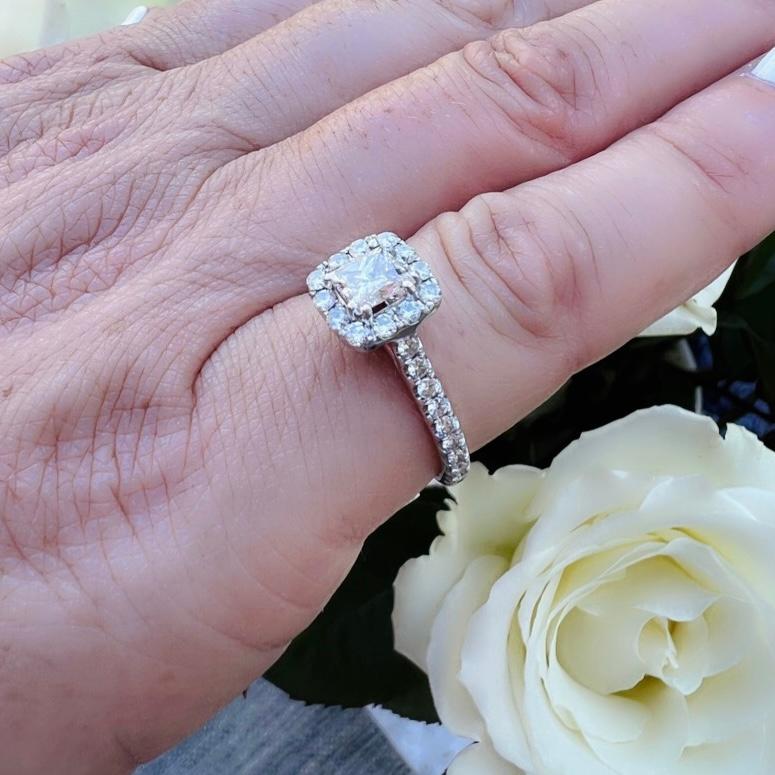 Bague de fiançailles en or blanc avec halo de diamants taillés en princesse Excellent état - En vente à San Francisco, CA