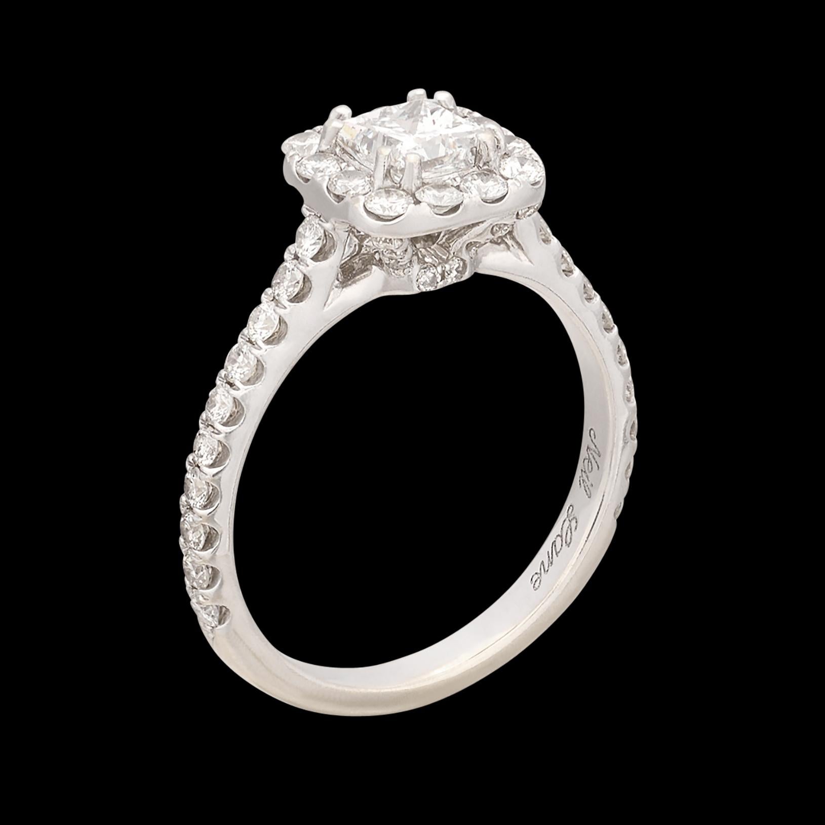 Bague de fiançailles en or blanc avec halo de diamants taillés en princesse Pour femmes en vente