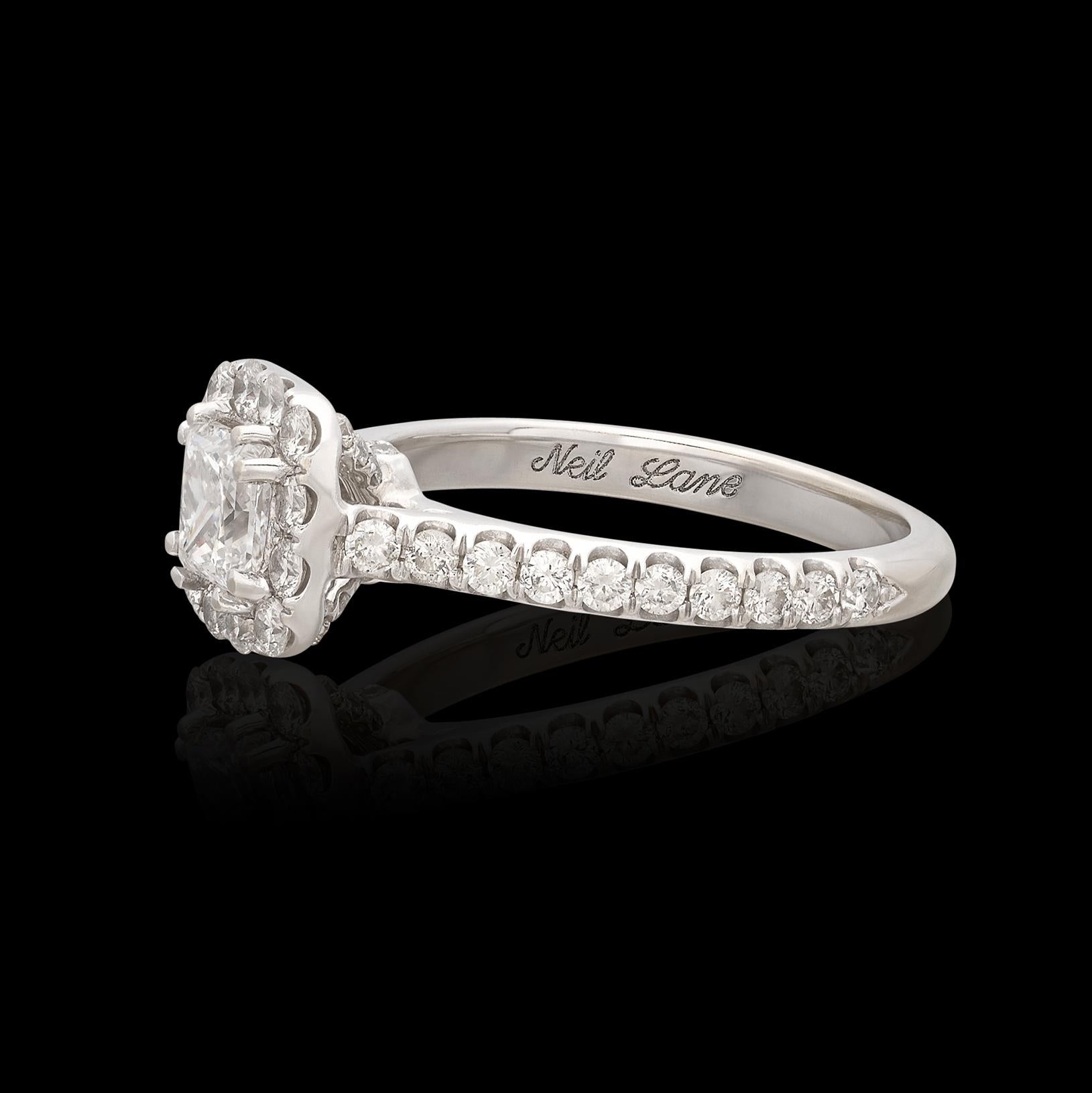 Bague de fiançailles en or blanc avec halo de diamants taillés en princesse en vente 1