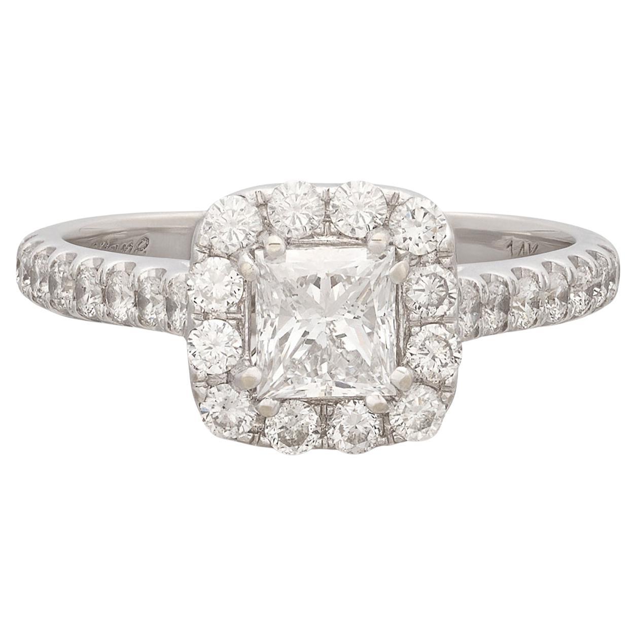 Bague de fiançailles en or blanc avec halo de diamants taillés en princesse en vente