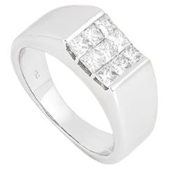 Bague de chevalière en or blanc à diamants taillés en princesse