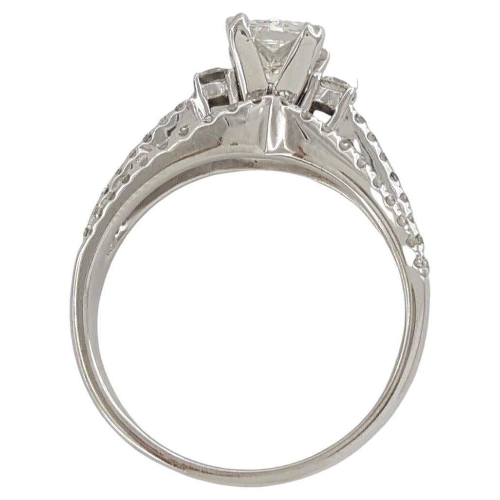 Moderne Bague de fiançailles en or blanc avec diamant taille radiant en vente