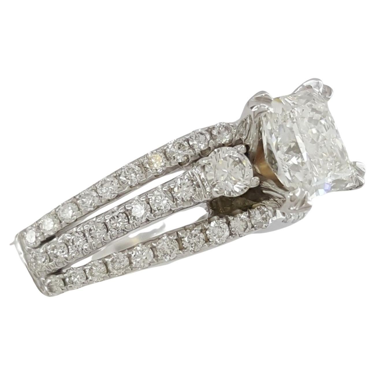 Taille ronde Bague de fiançailles en or blanc avec diamant taille radiant en vente