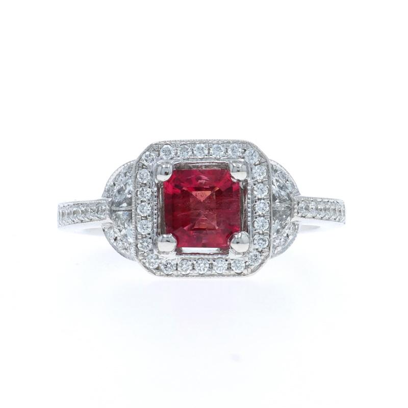Größe: 6 1/4

Metall Inhalt: 14k Weißgold

Informationen zu Stein

Natürlicher roter Beryll/Smaragd
Behandlung: Ölen
Karat(e): .59ct
Schnitt: Quadratisch
Zertifiziert durch: GIA
Berichtsnummer: 2201534782

Diamanten

Karat gesamt: .59ctw

Stil: