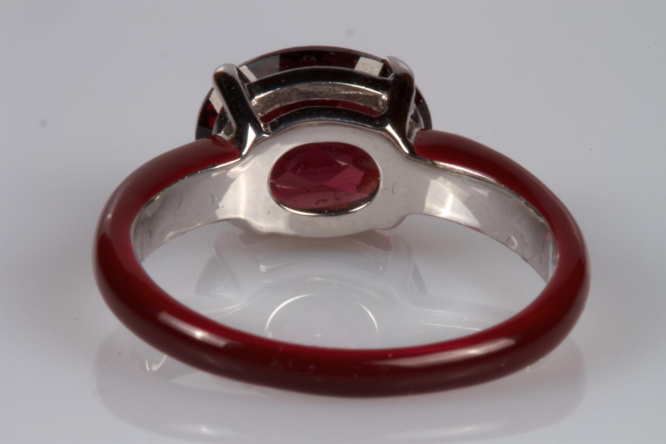 Women's White Gold 18k Red Enamel and 3.03 Carat Oval Garnet Ring For Sale