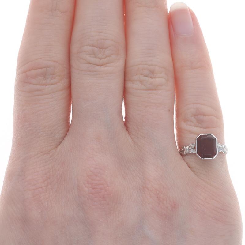 Bague solitaire vintage en or blanc et verre rouge 10 carats Milgrain Excellent état - En vente à Greensboro, NC
