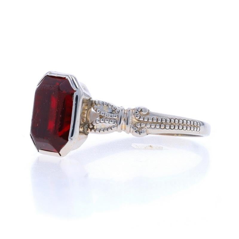 Bague solitaire vintage en or blanc et verre rouge 10 carats Milgrain Pour femmes en vente
