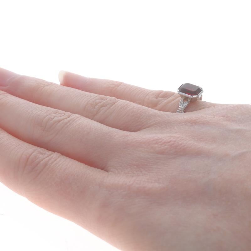 Bague solitaire vintage en or blanc et verre rouge 10 carats Milgrain en vente 1