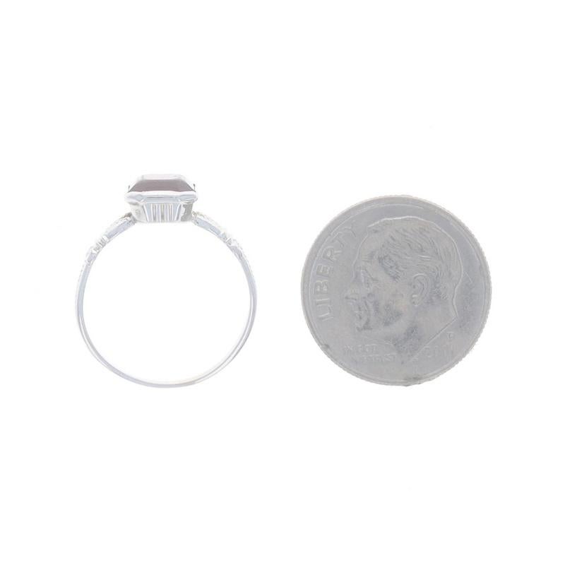 Bague solitaire vintage en or blanc et verre rouge 10 carats Milgrain en vente 2