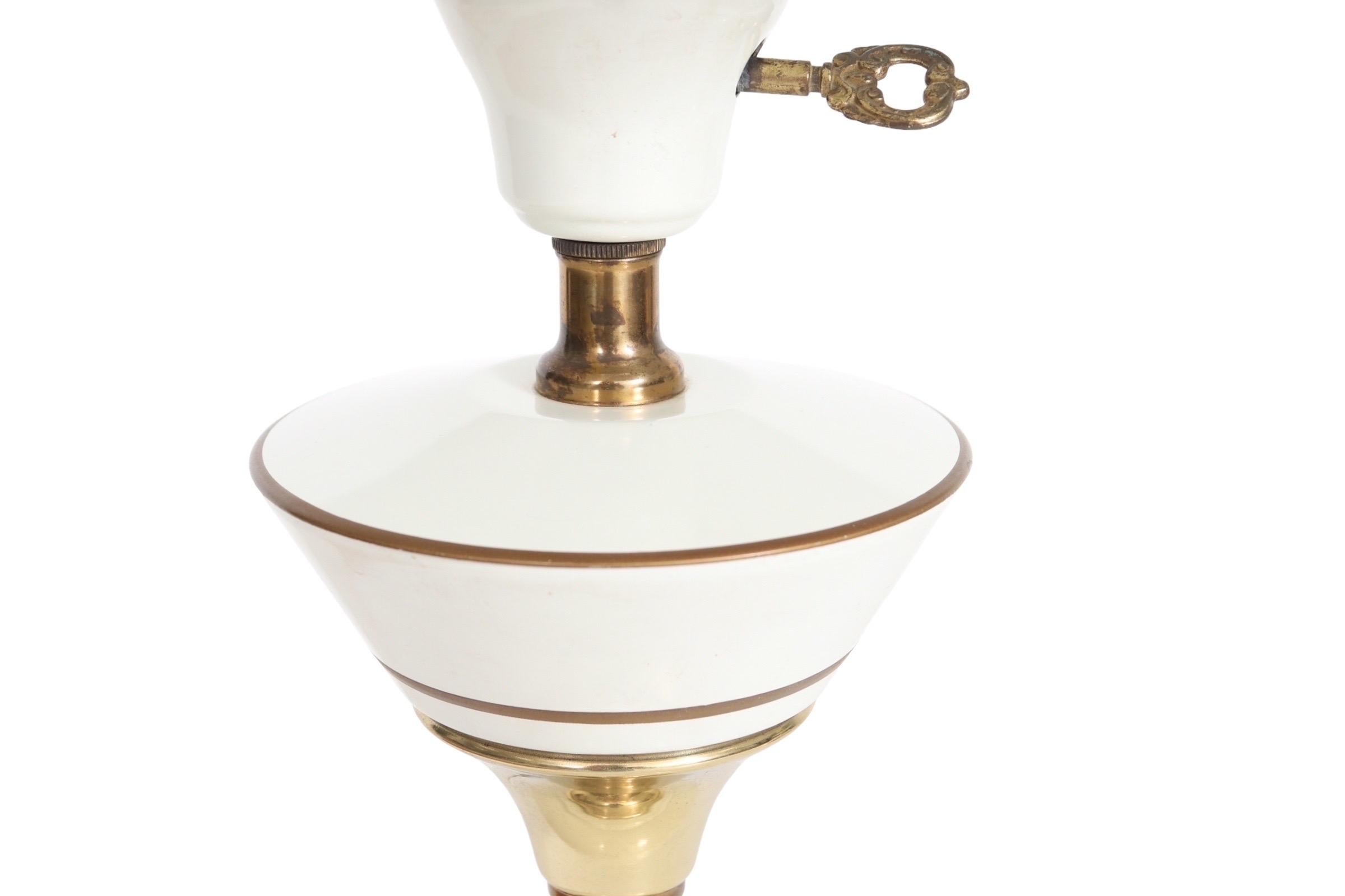 20ième siècle Lampes de table Régence blanches et dorées - une paire en vente