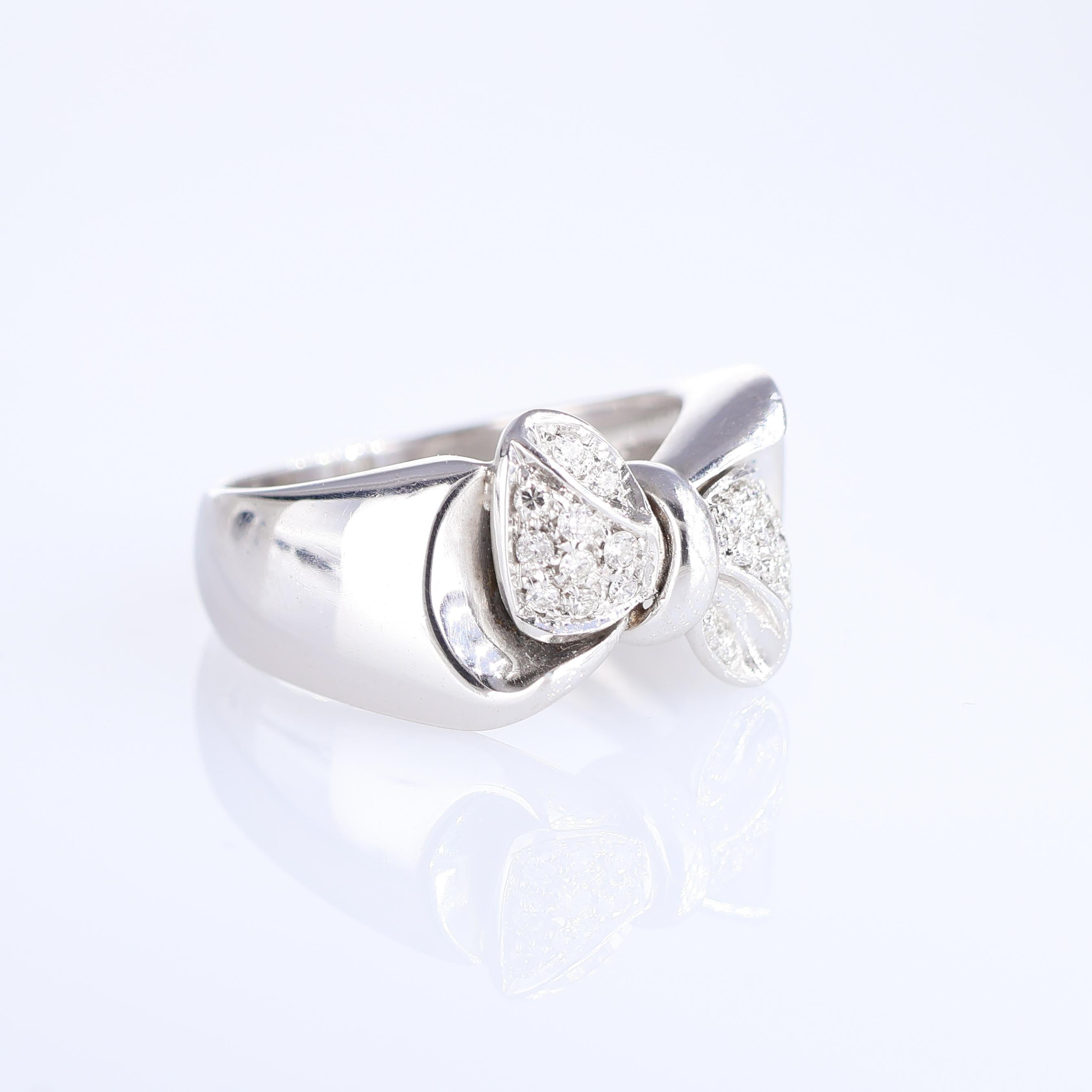 White Gold Ribbon Band Ring with Diamond Pavé In New Condition For Sale In Bergamo, BG