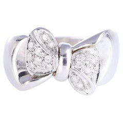 Anello a nastro in oro bianco con pavé di diamanti