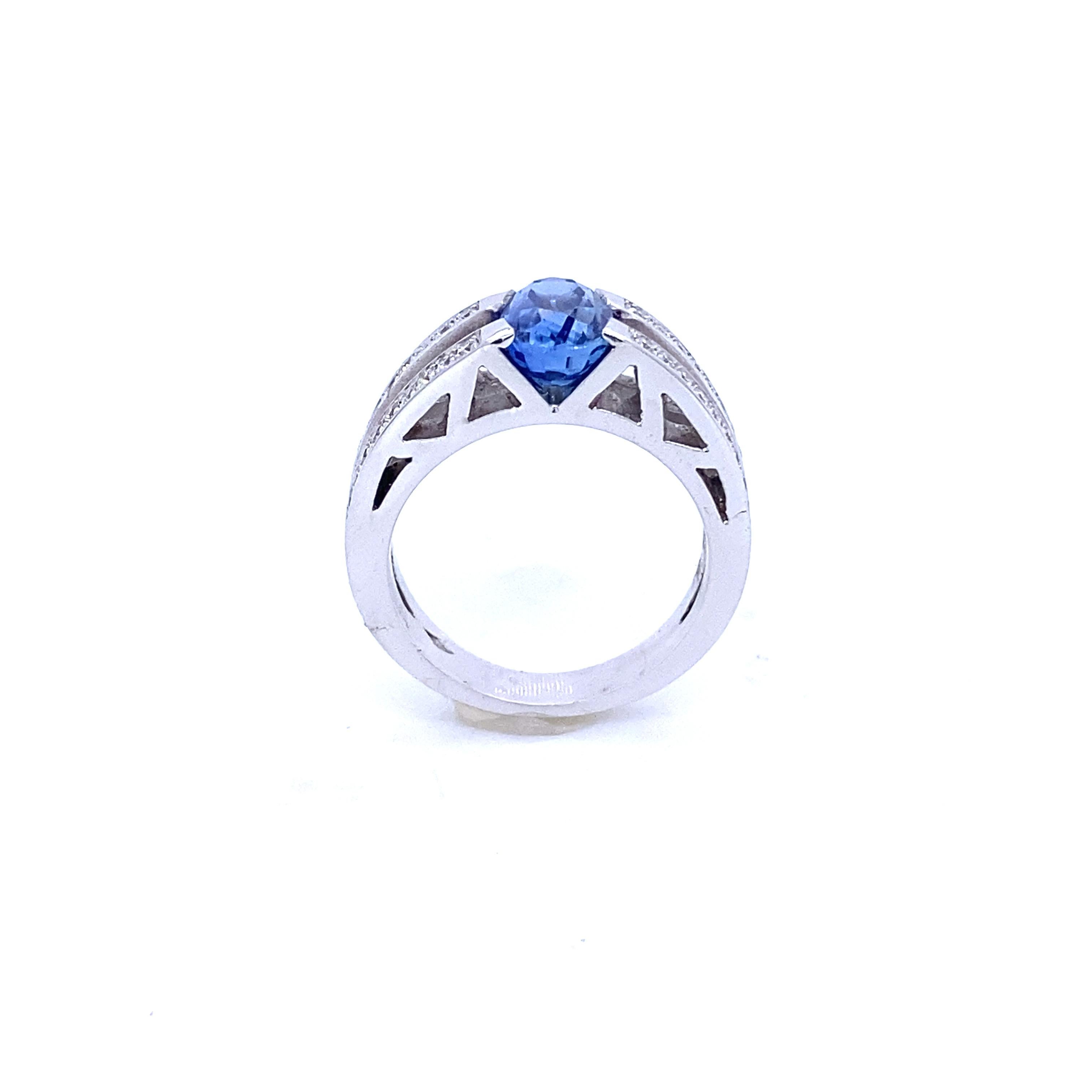 White Gold Ring 2.2 Carat Sapphire and 0.27 Carat Diamonds In New Condition For Sale In Vannes, FR