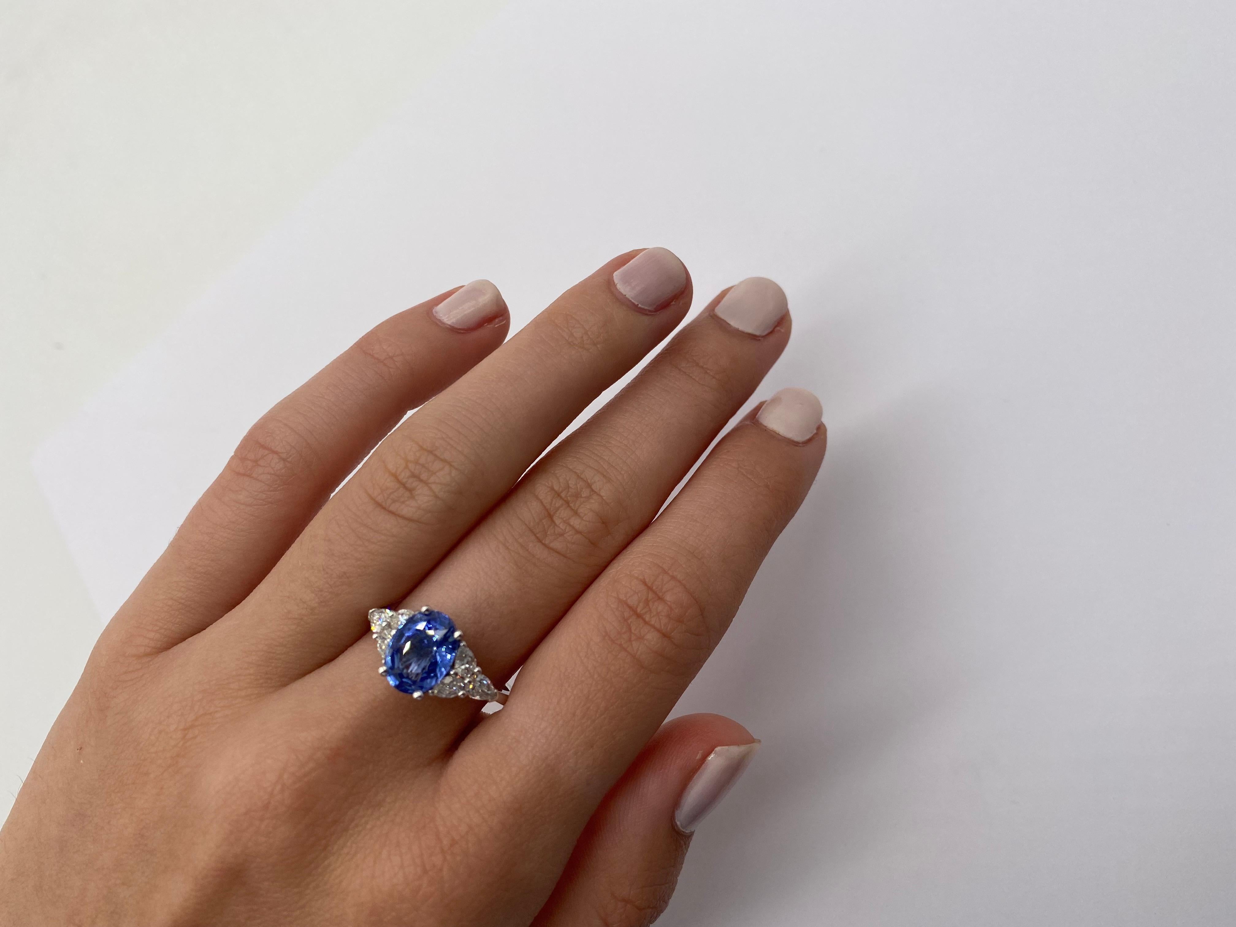 Romantic White Gold Ring Acompagned a Oval Sapphire Ceylan Surrounded by Diamonds For Sale