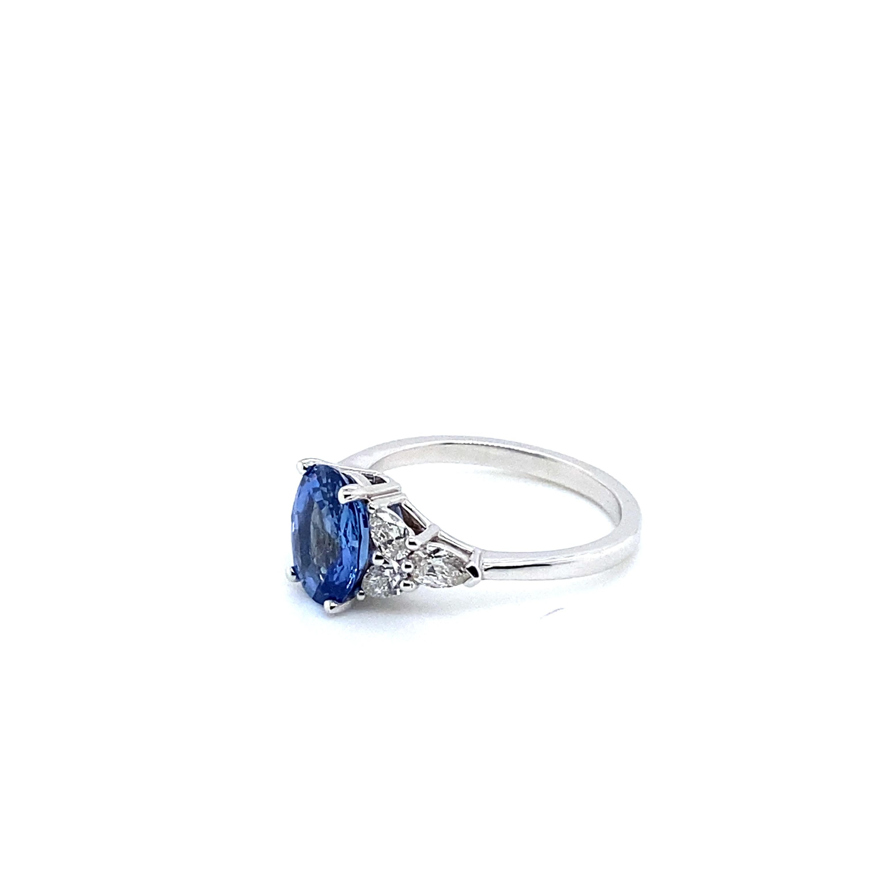 Romantic White Gold Ring Acompagned a Oval Sapphire Ceylan Surrounded by Diamonds For Sale