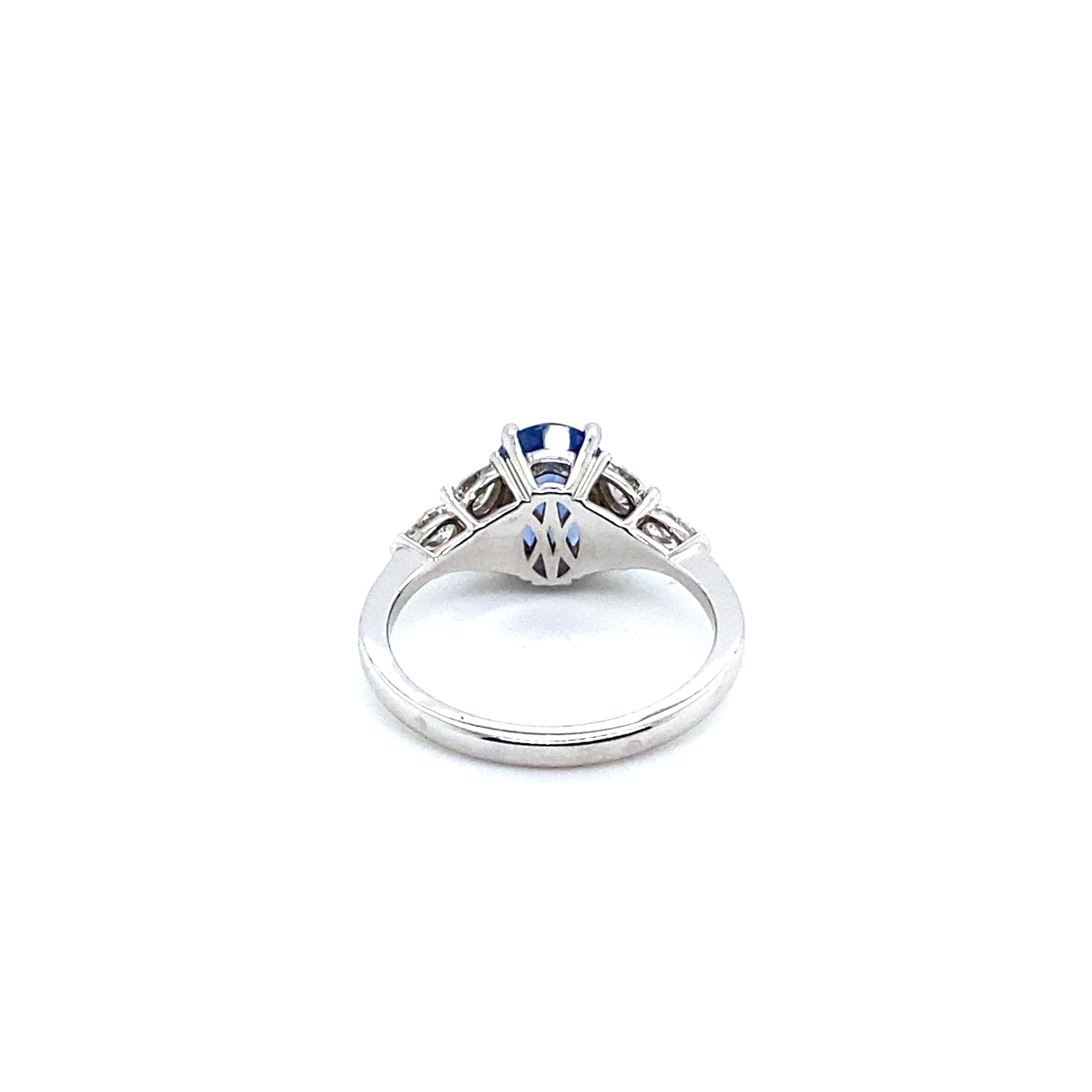 White Gold Ring Acompagned a Oval Sapphire Ceylan Surrounded by Diamonds In New Condition For Sale In Vannes, FR