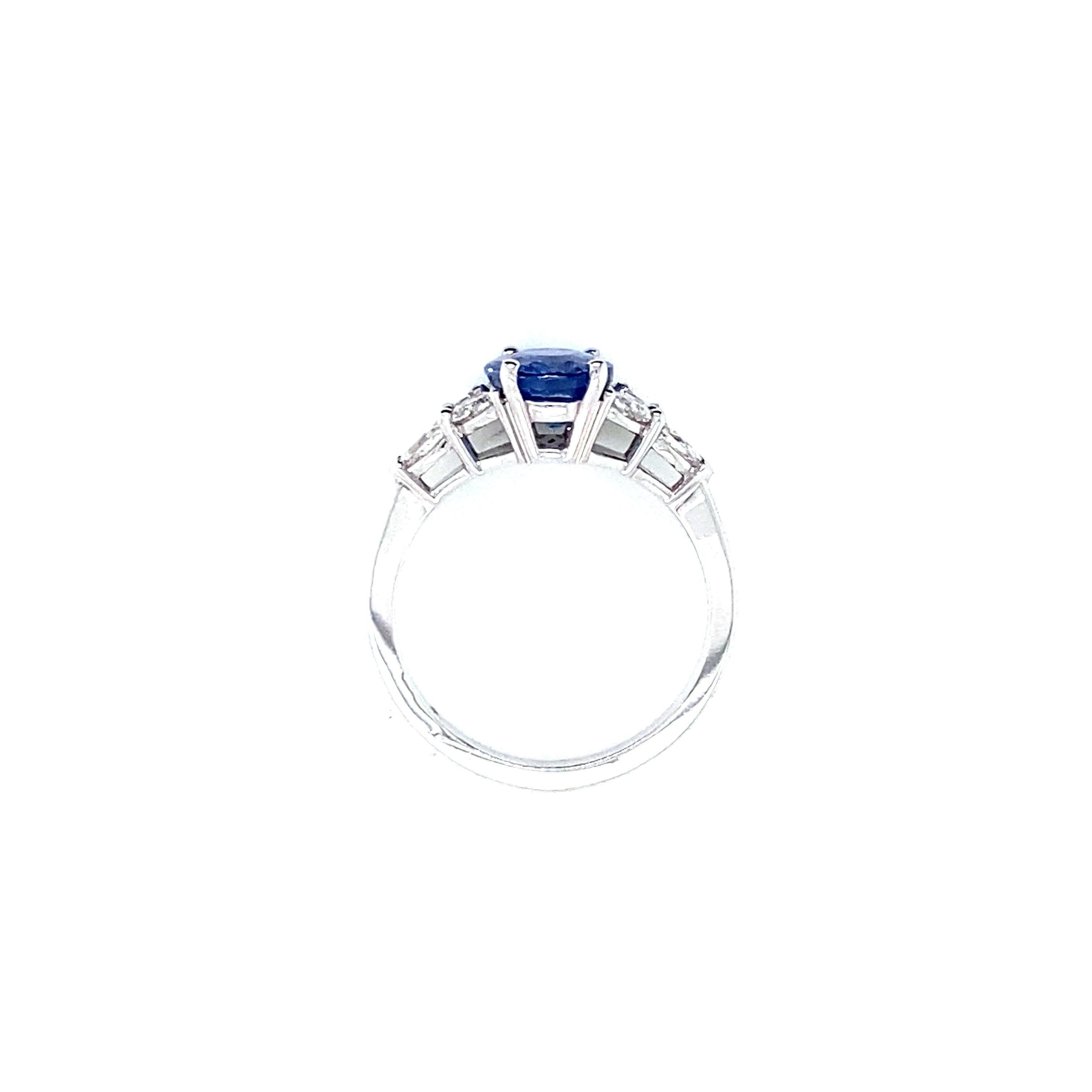 Women's White Gold Ring Acompagned a Oval Sapphire Ceylan Surrounded by Diamonds For Sale