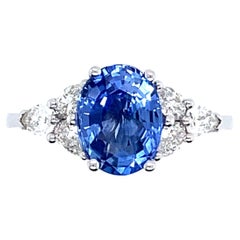 White Gold Ring Acompagned a Oval Sapphire Ceylan Surrounded by Diamonds