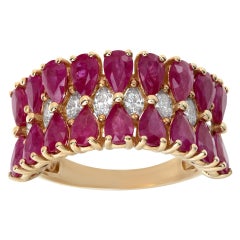 Ring aus Weißgold mit ca. 0,80 Karat Diamanten im Marquiseschliff und birnenförmigen Rubinen