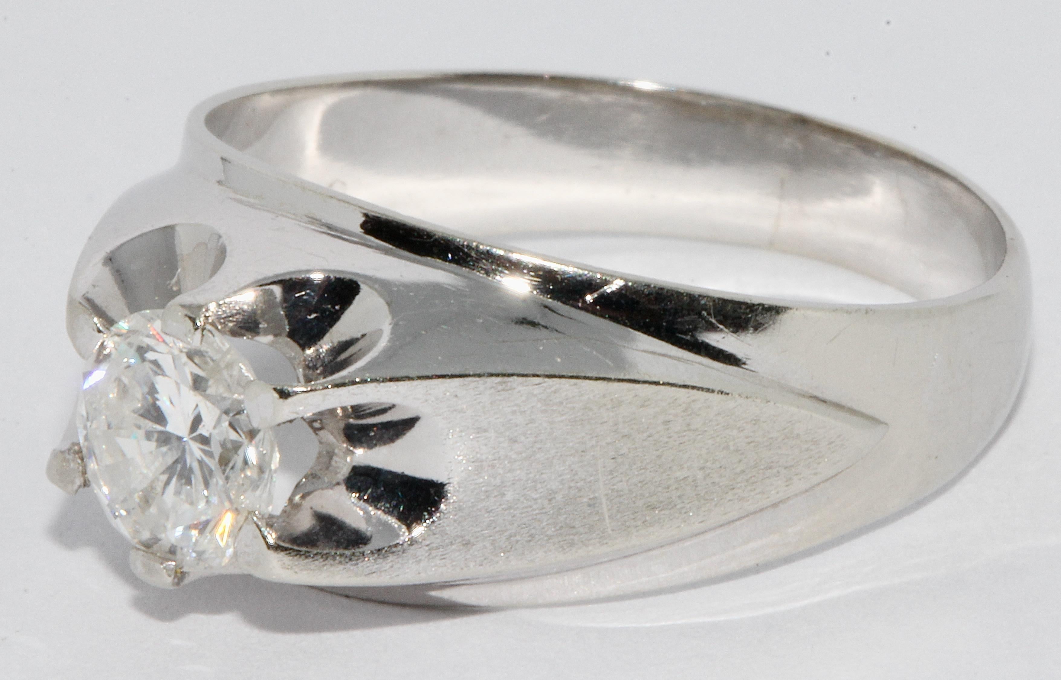 Bague en or blanc avec diamant solitaire de 1,1 carat.

Couleur G
Clarté SI3
Coupe très bonne.

Certificat d'authenticité inclus.

Nous pouvons ajuster la taille de l'anneau sur demande.