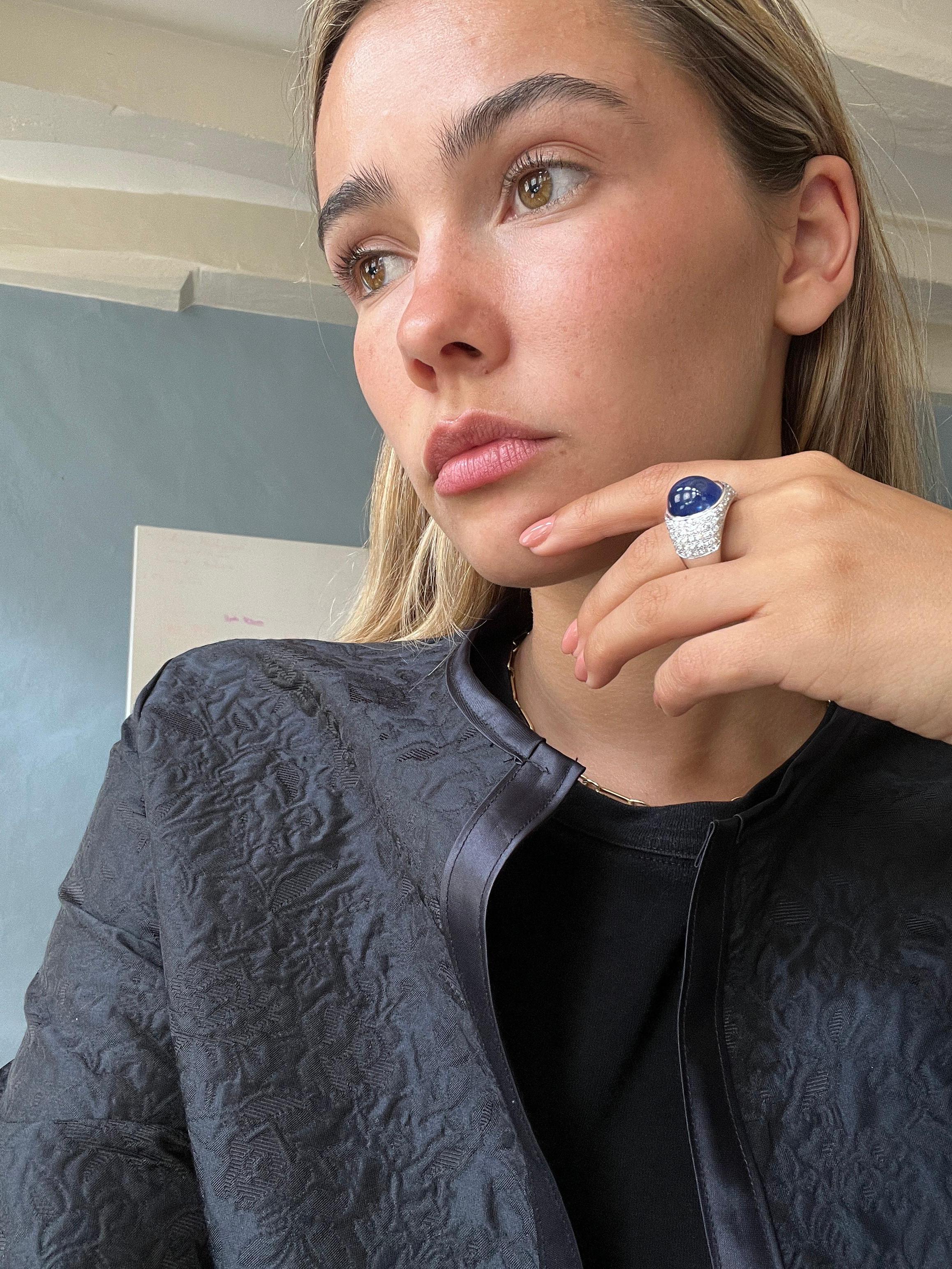 Entdecken Sie diesen prächtigen Ring aus 18 Karat Weißgold, ein wahres Meisterwerk der Juwelierkunst, das mit einer Adlerpunze zertifiziert ist. Der sorgfältig gearbeitete Ring ist mit Diamanten im Brillantschliff in der Farbe F/G von insgesamt 2,06