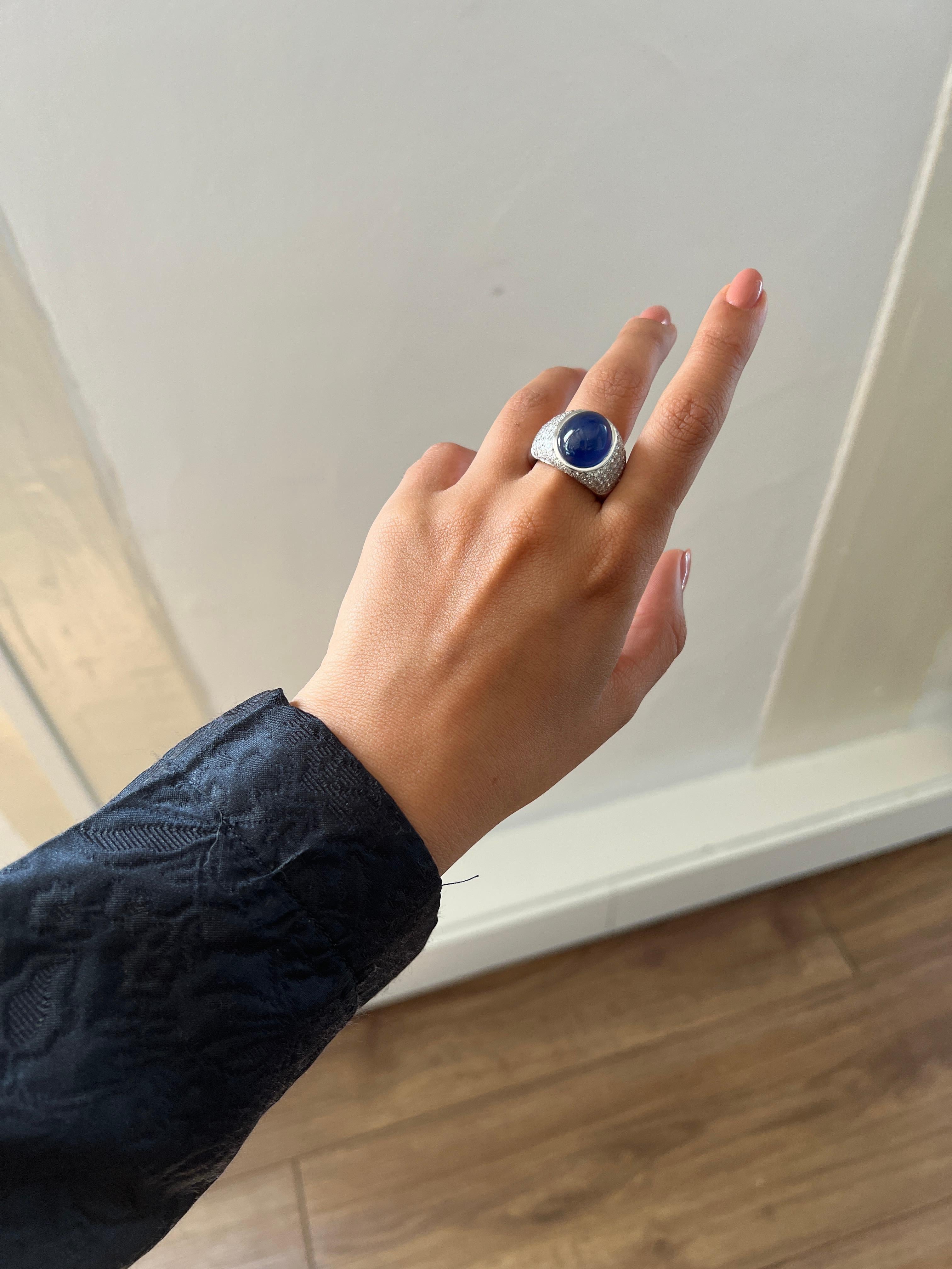 Ring aus Weißgold mit 17,14 Karat Saphir und 2,06 Karat Diamanten (Kunsthandwerker*in) im Angebot