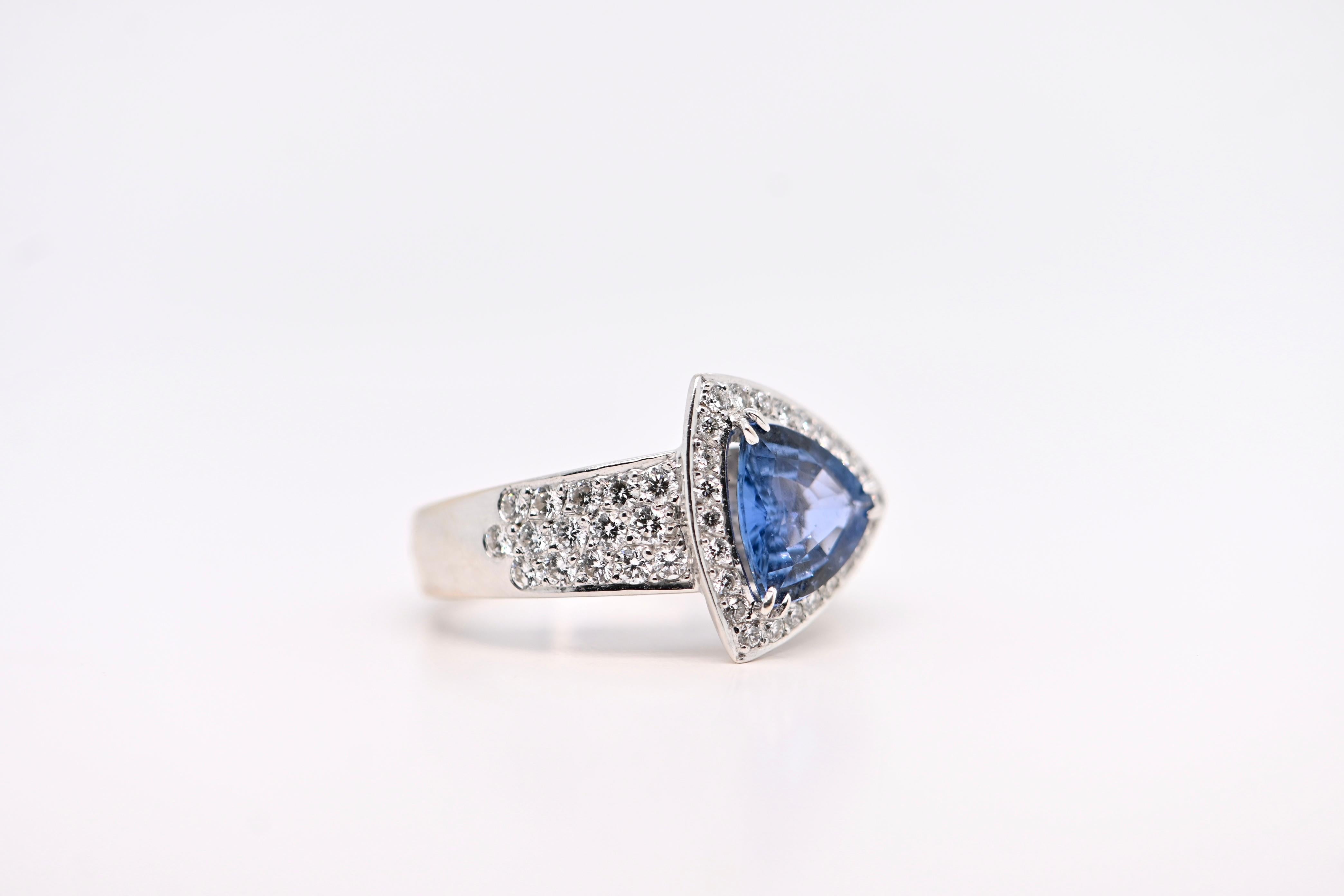 Artisan Bague en or blanc sertie d'un saphir et de diamants en vente
