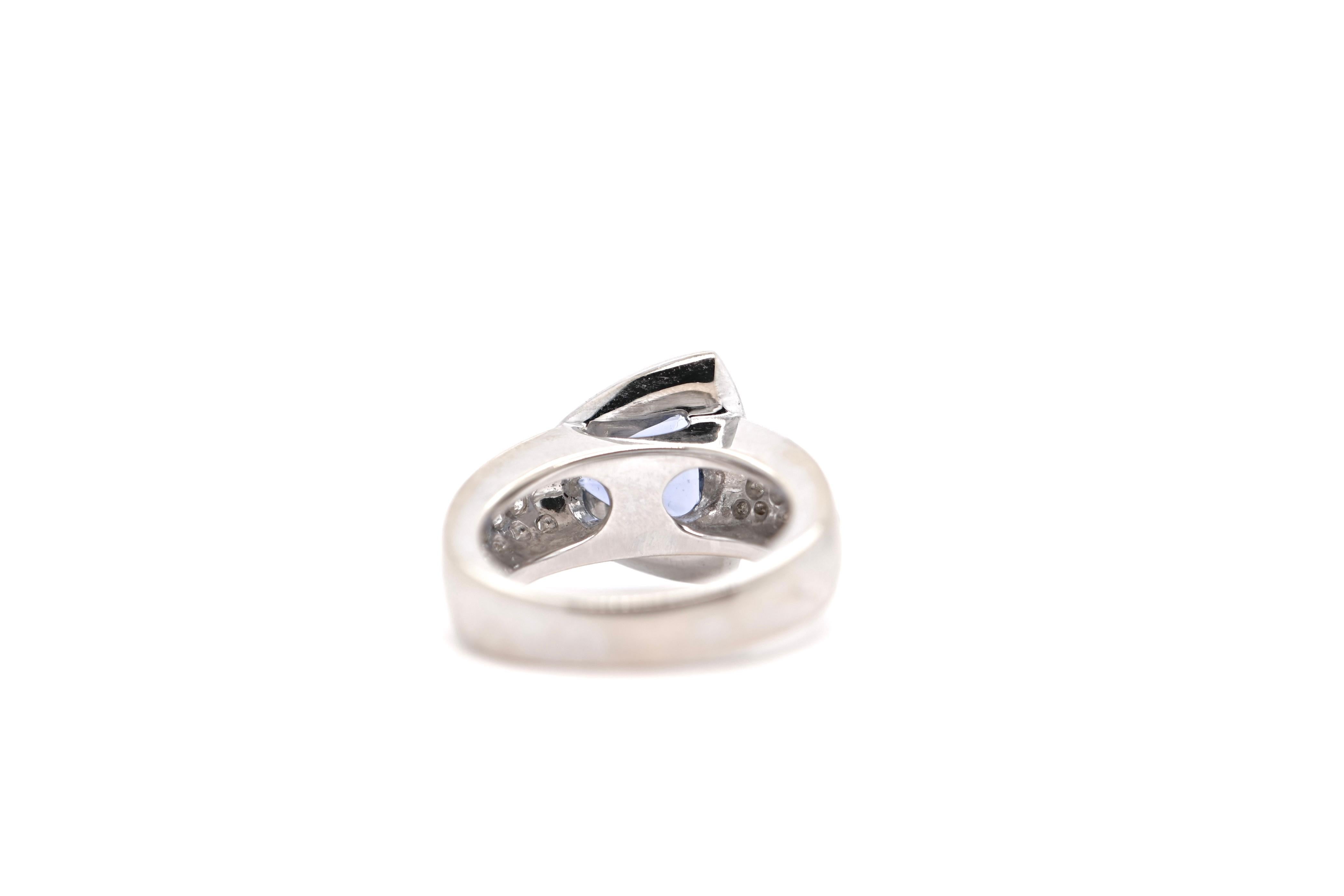 Taille brillant Bague en or blanc sertie d'un saphir et de diamants en vente