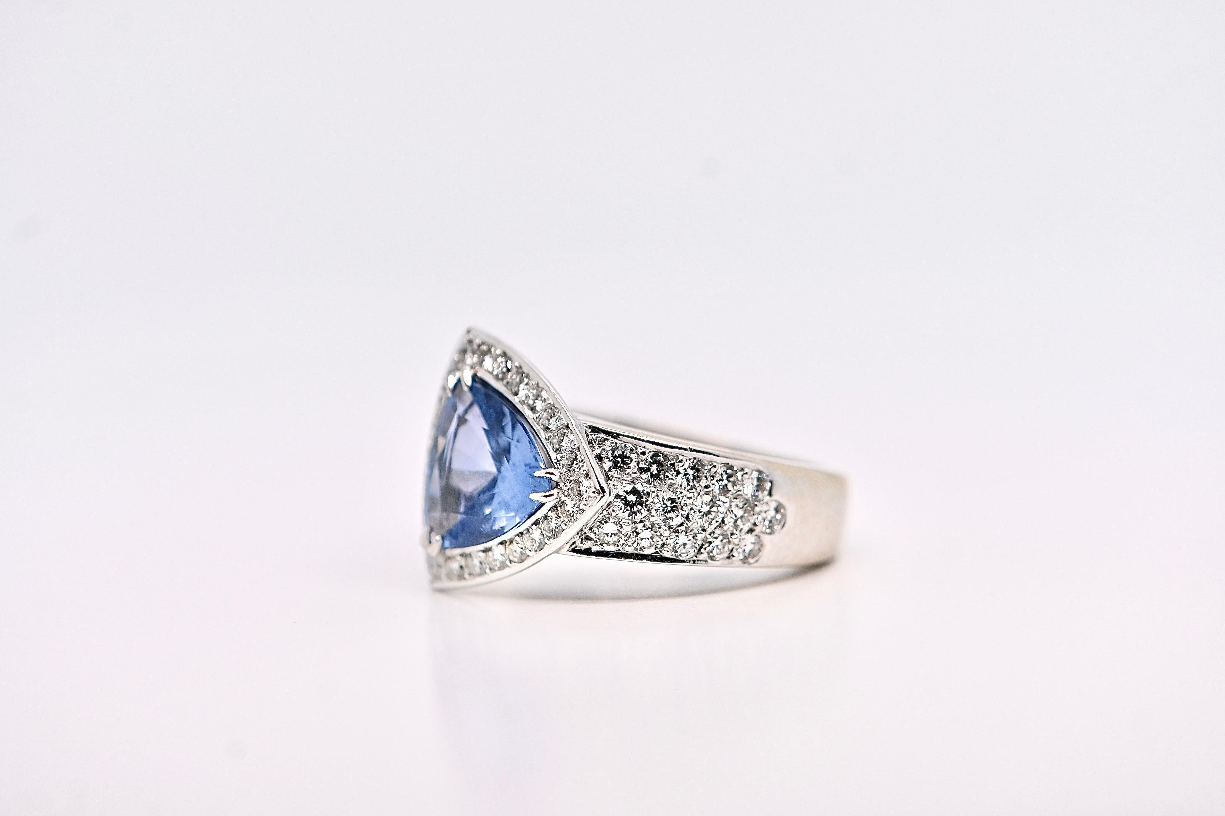 Bague en or blanc sertie d'un saphir et de diamants Neuf - En vente à Vannes, FR