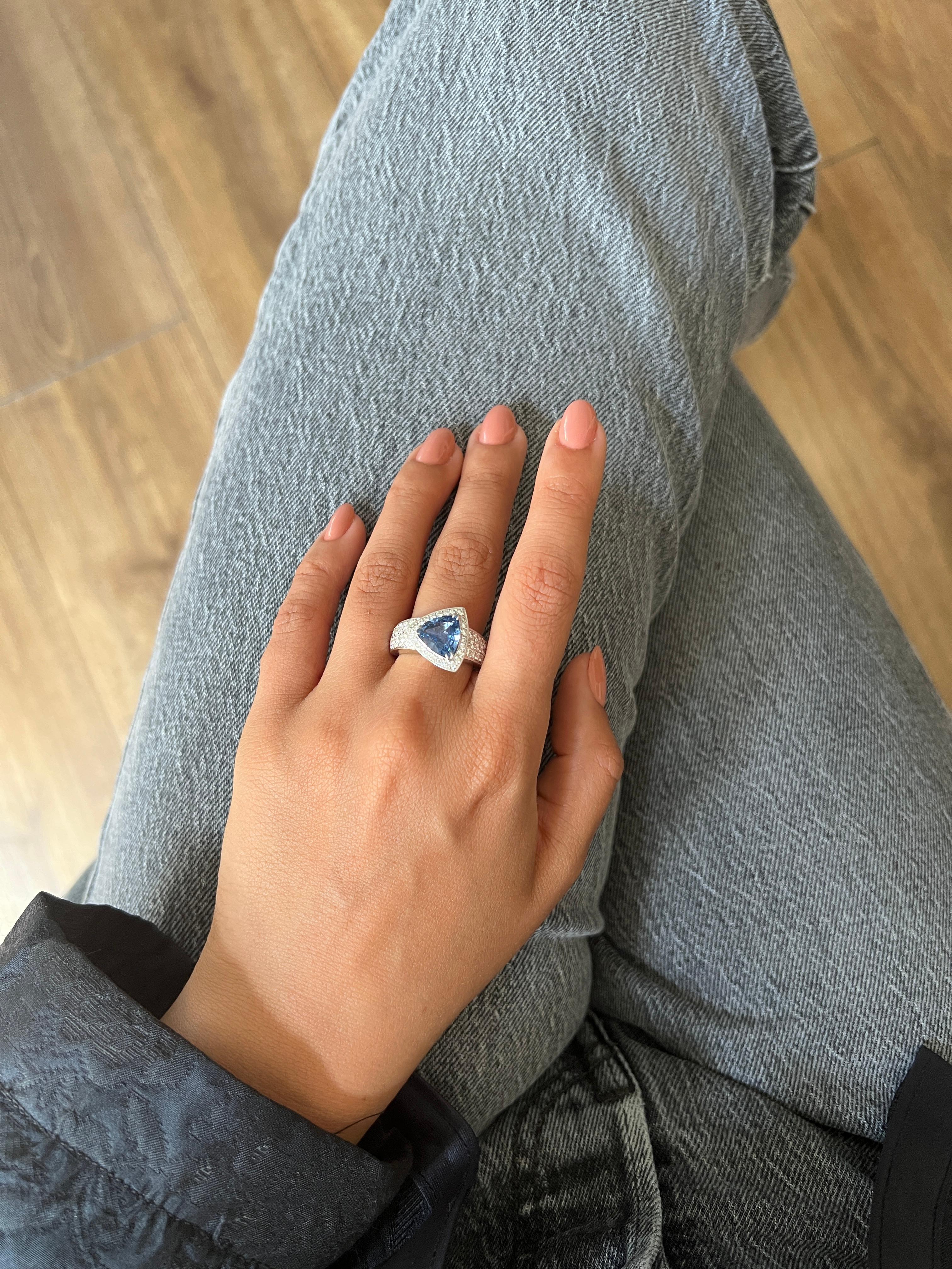 Bague en or blanc sertie d'un saphir et de diamants Pour femmes en vente