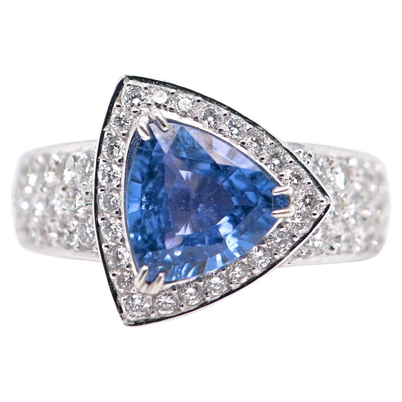 White Gold Ring Set With A Sapphire And Diamonds im Angebot