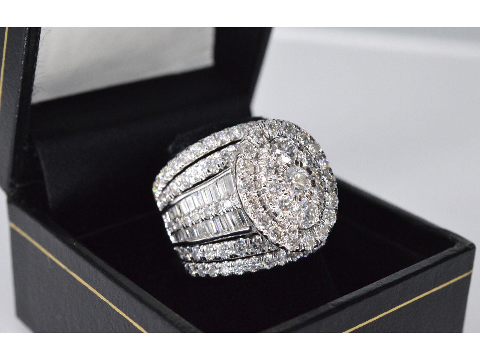 Contemporary White gold ring set with diamonds 5.50 carat For Sale