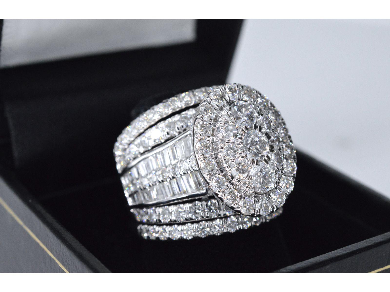 White gold ring set with diamonds 5.50 carat In New Condition For Sale In AMSTELVEEN, NH