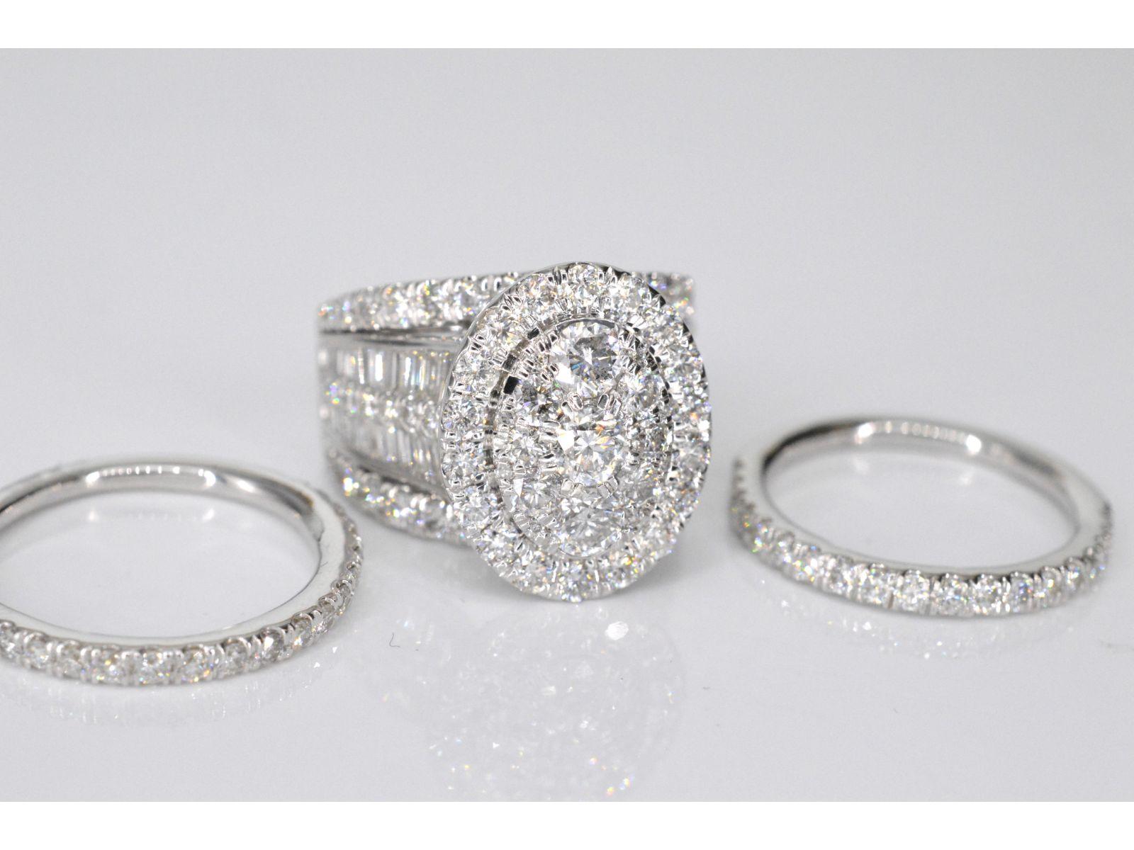 Women's White gold ring set with diamonds 5.50 carat For Sale