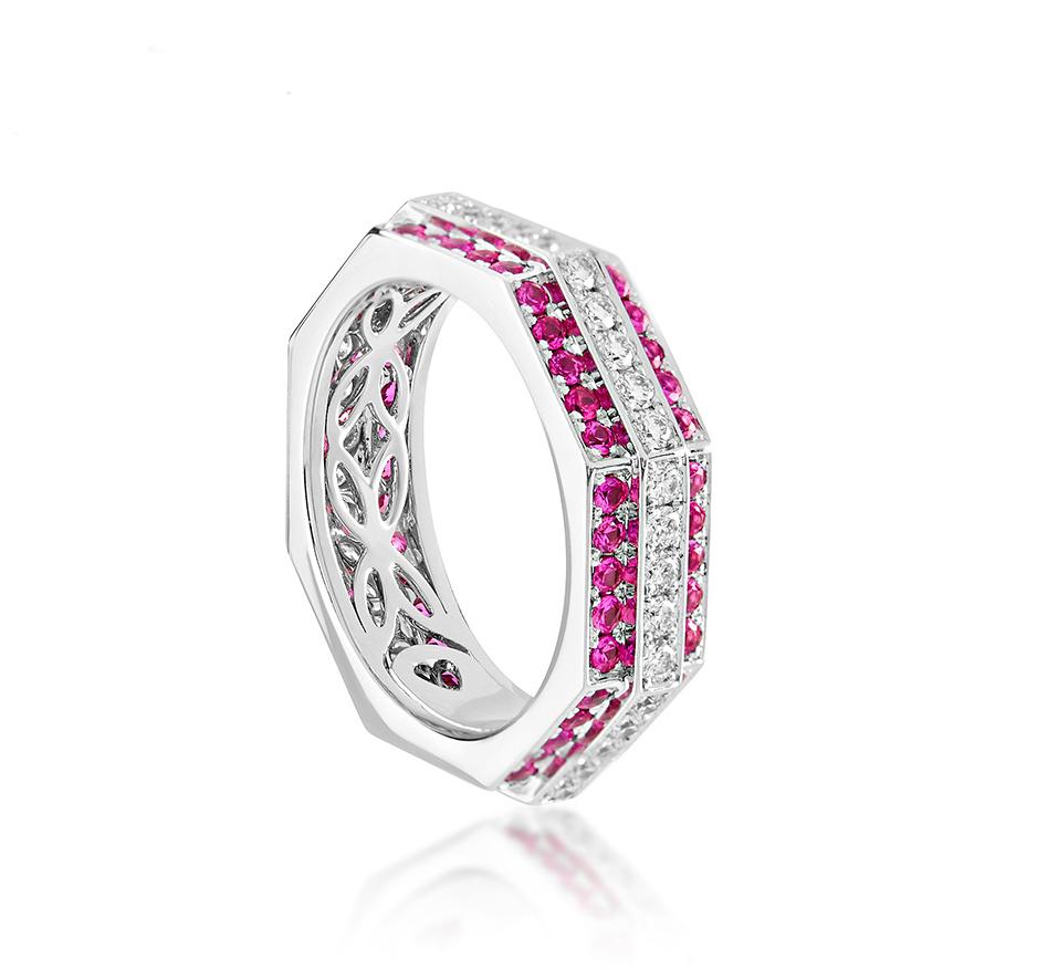 Set in 18K White Gold


Total white diamond weight: 0.69 ct
Color: F-G
Clarity: VVS1

Total pink sapphire weight: 1.21 ct

Diameter: 17 mm