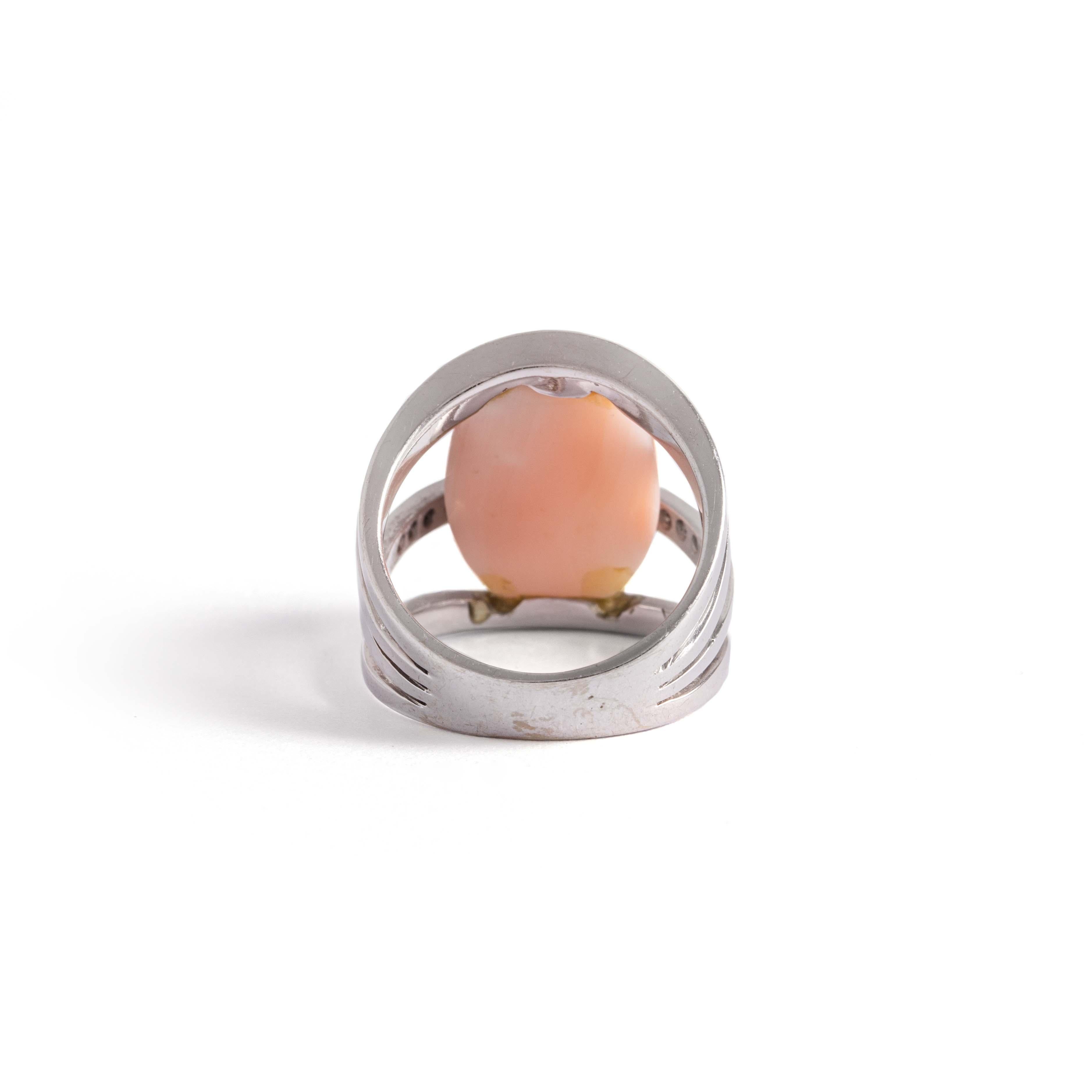 Round Cut White Gold Ring Set with Round-Cut Diamonds and Holding a Pink Hardstone For Sale