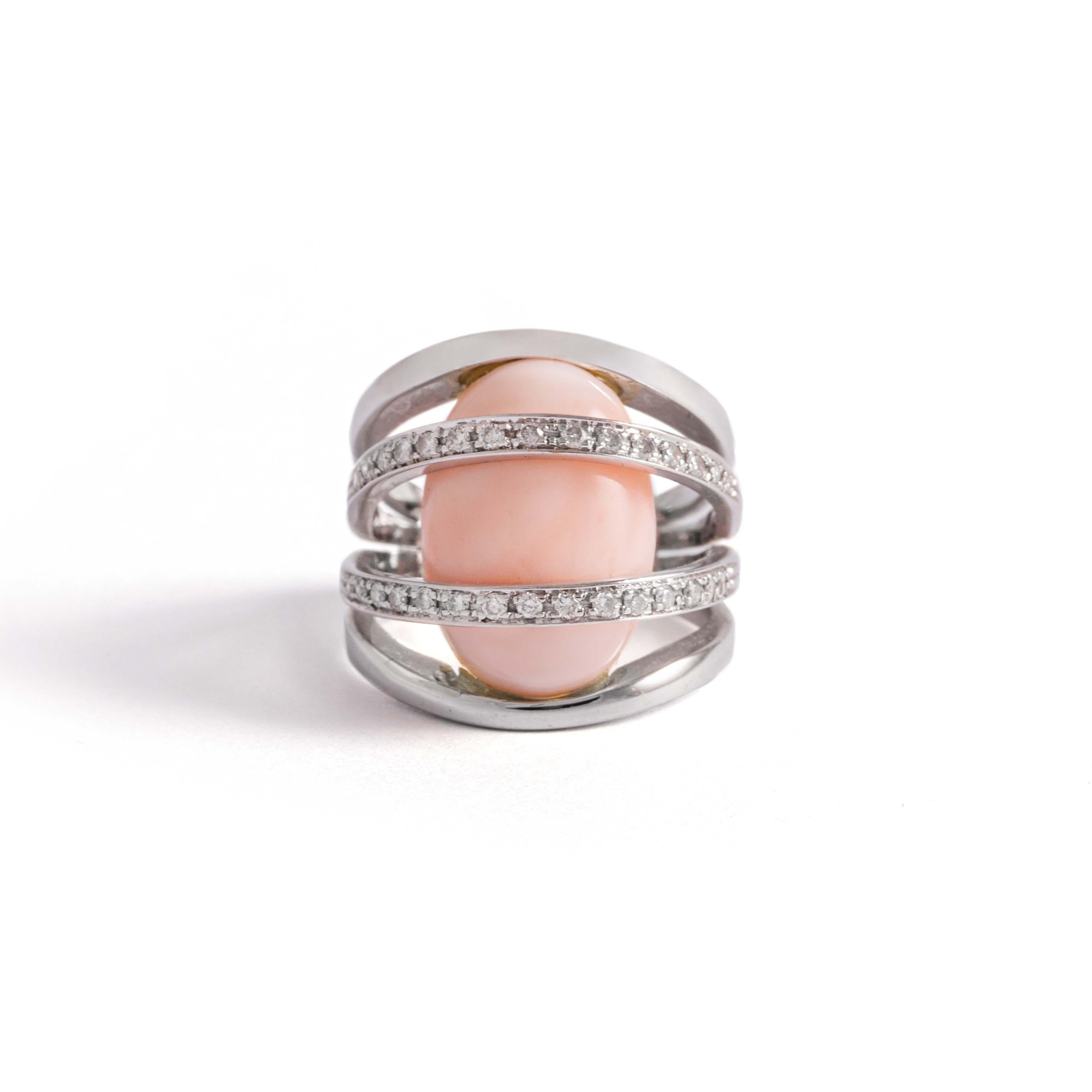 White Gold Ring Set with Round-Cut Diamonds and Holding a Pink Hardstone In Excellent Condition For Sale In Geneva, CH