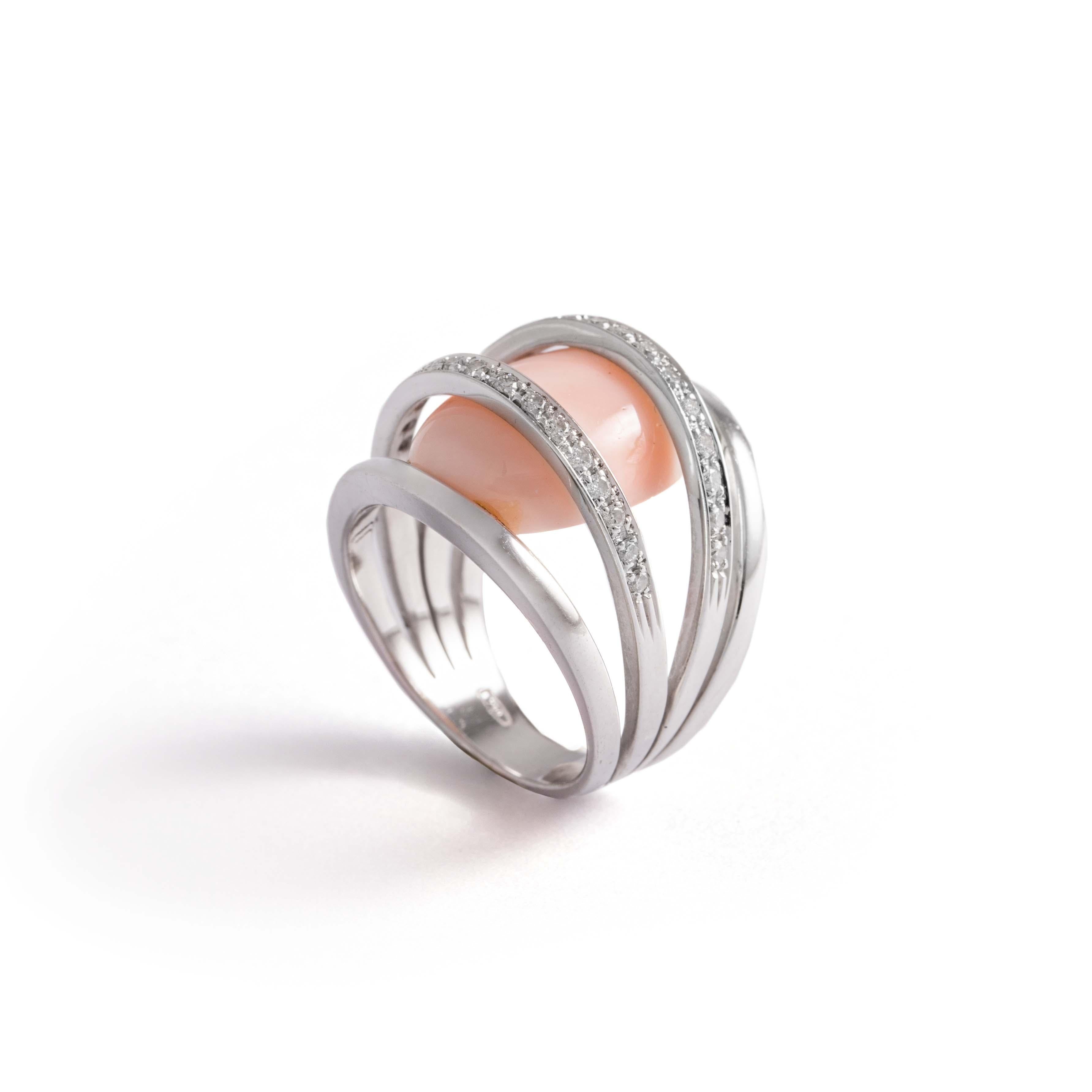 Women's or Men's White Gold Ring Set with Round-Cut Diamonds and Holding a Pink Hardstone For Sale