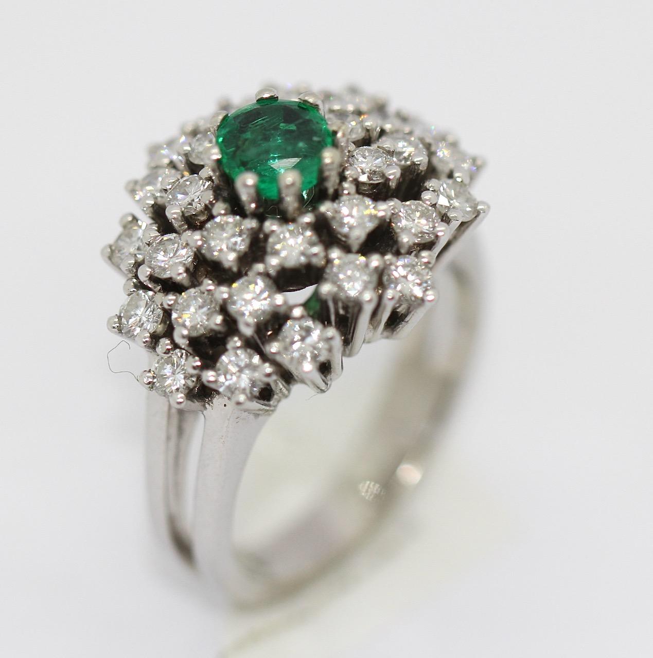 Ring aus Weigold mit weien Diamanten und Smaragd, 14 Karat (Moderne) im Angebot