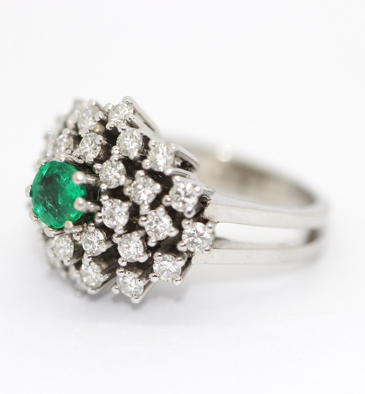 White Gold Ring Set with White Diamonds and Emerald, 14 Karat In Good Condition For Sale In Berlin, DE