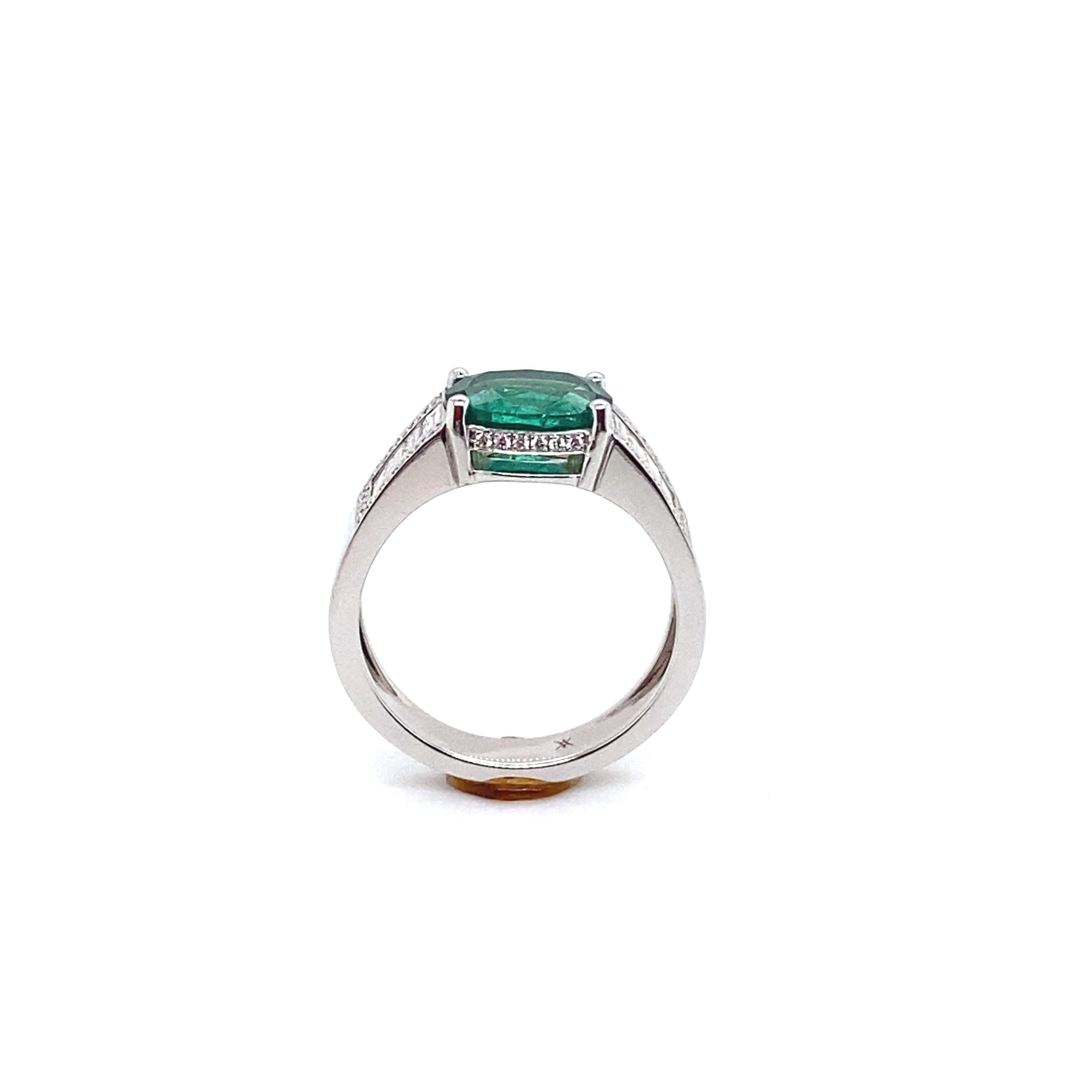 Women's White Gold Ring Surmounted by an Natural Emerald with Diamonds For Sale