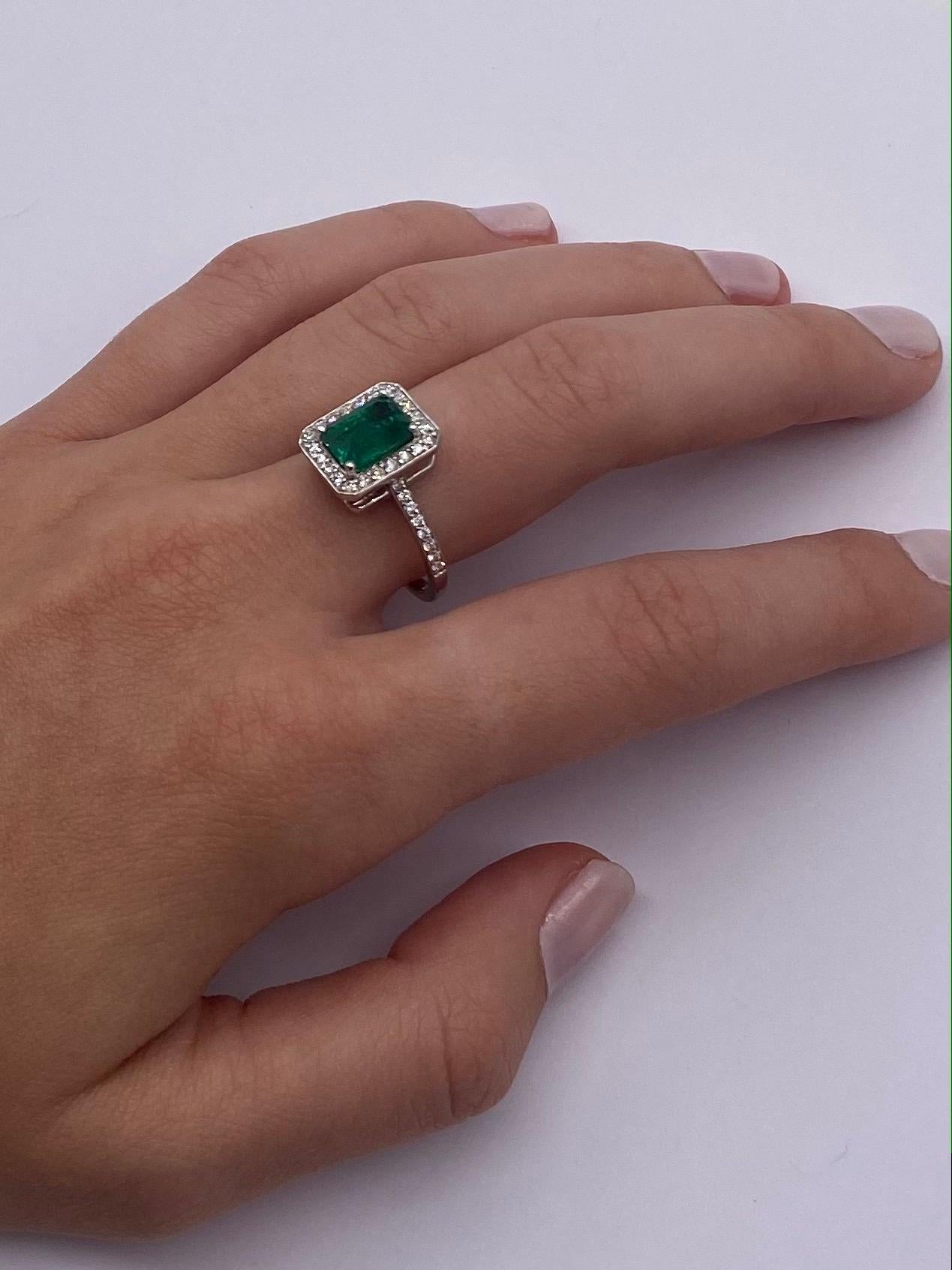 Ring Surmounted by an RPC-Cut Emerald Surrounded by Diamonds White Gold 18 Karat In New Condition For Sale In Vannes, FR