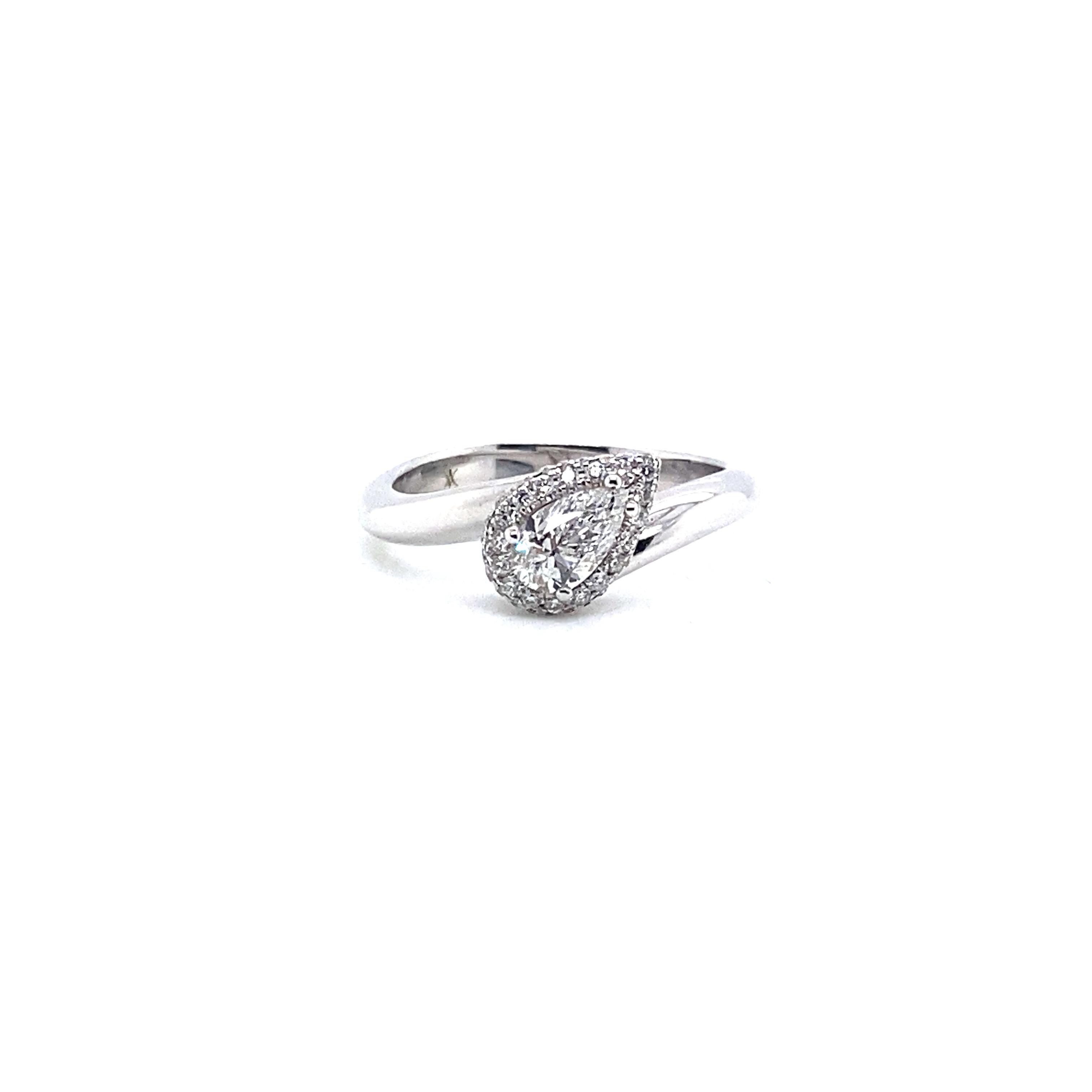 Women's Ring Tapped with a Certified Pear Diamonds White Gold 18 Karat For Sale