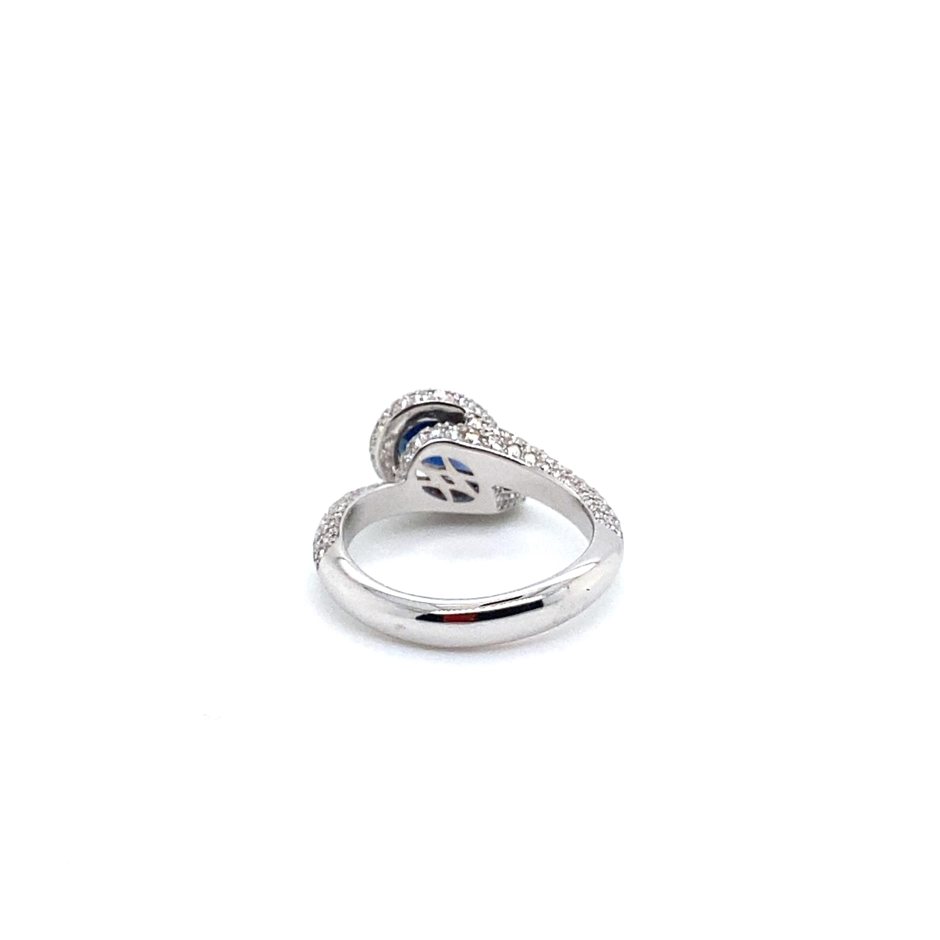 Artisan Ring Topped with a Certified Sapphire and Diamonds White Gold 18 Karat For Sale