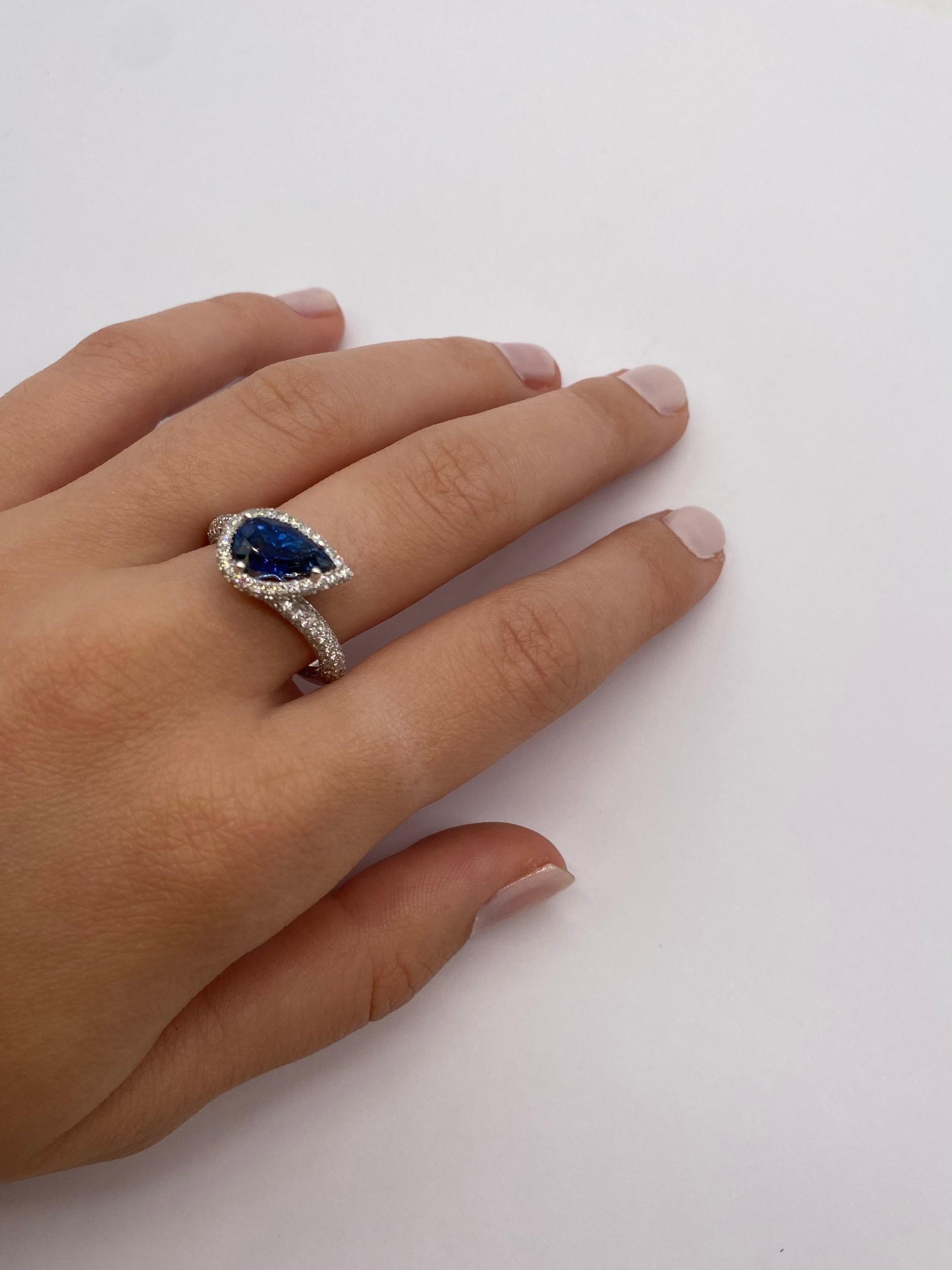 Women's Ring Topped with a Certified Sapphire and Diamonds White Gold 18 Karat For Sale