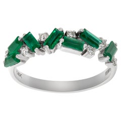 White gold ring w/ approx 0.55 cts in emeralds & approx 0.25 cts diamonds