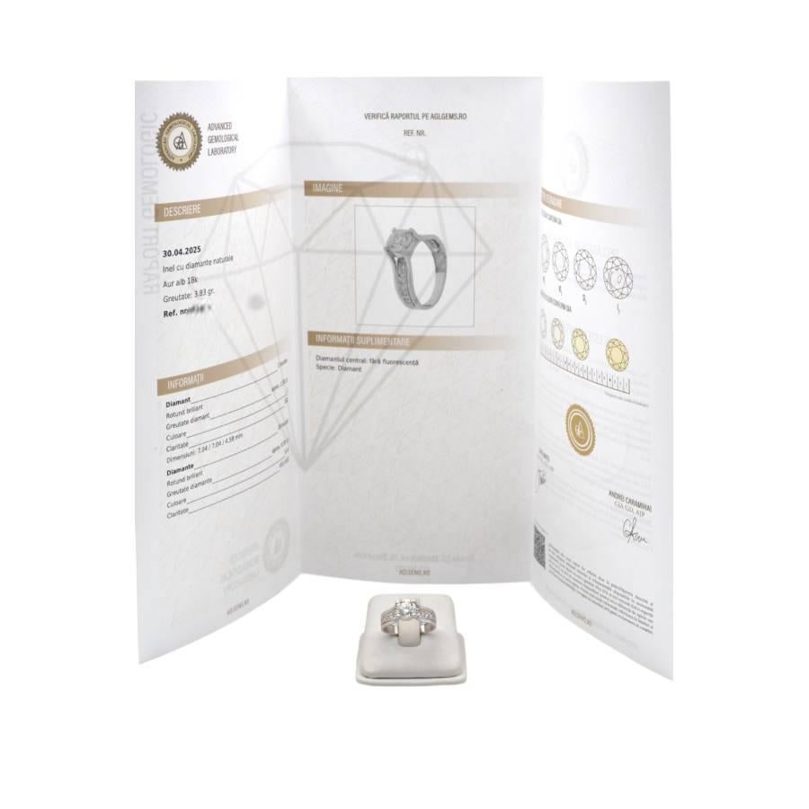Dieser exquisite Ring aus 18 Karat Weißgold ist der Inbegriff von raffiniertem Luxus und unvergänglicher Schönheit. Sein Herzstück ist ein schillernder 1,5-Karat-Naturdiamant (Farbe: J, Reinheit: SI1), der meisterhaft in eine runde Brillantform